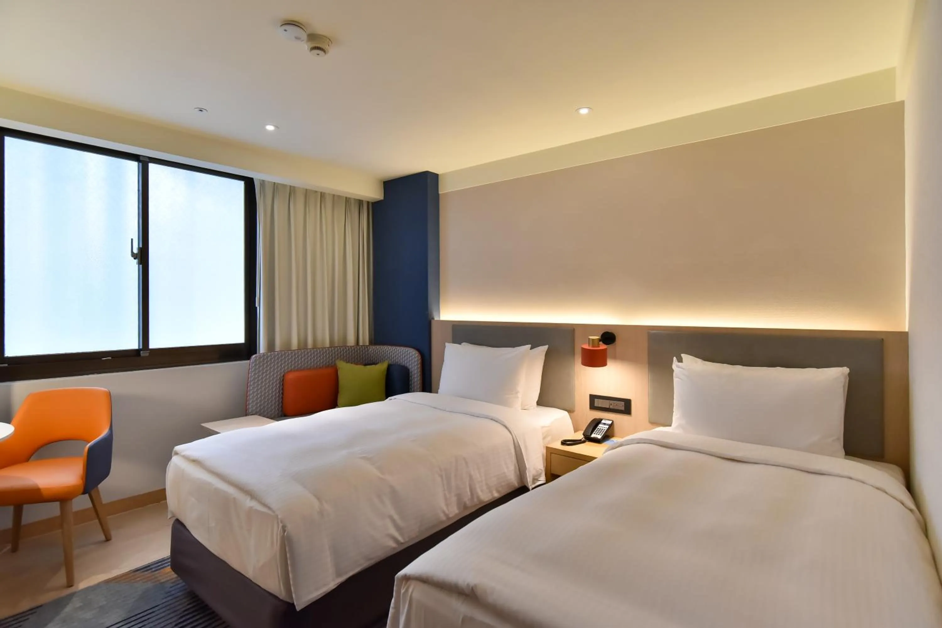 Bed in Holiday Inn Express Taipei Train Station by IHG