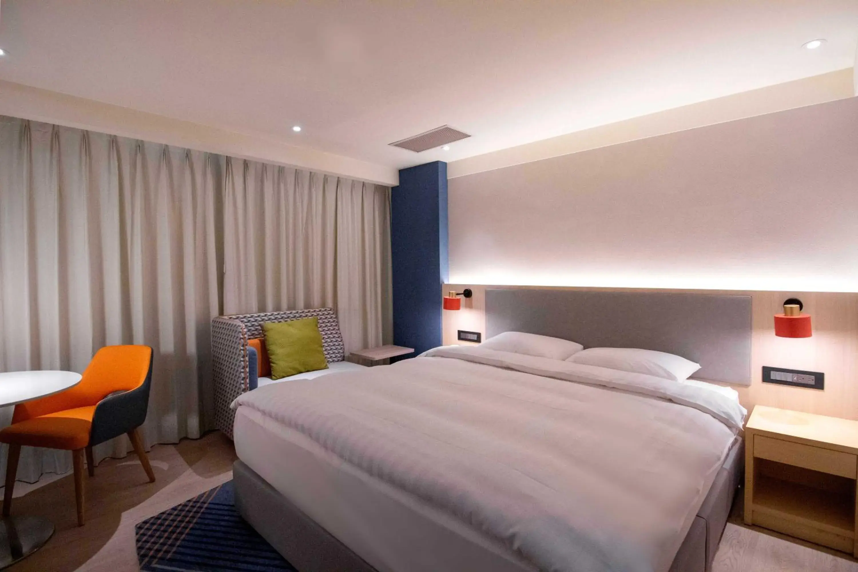 Bed in Holiday Inn Express Taipei Train Station by IHG Bed in Holiday Inn Express Taipei Train Station by IHG