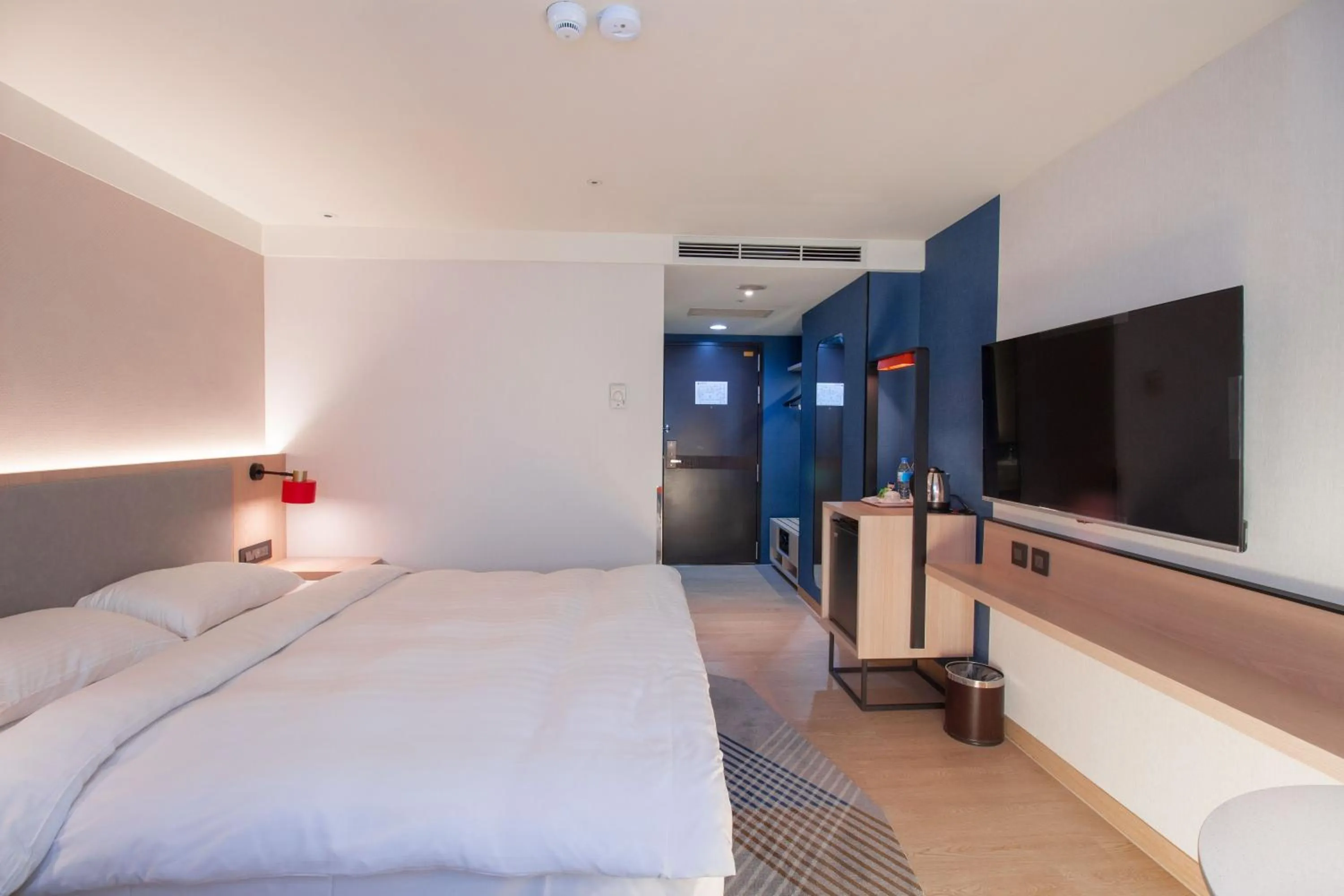 Bed in Holiday Inn Express Taipei Train Station by IHG