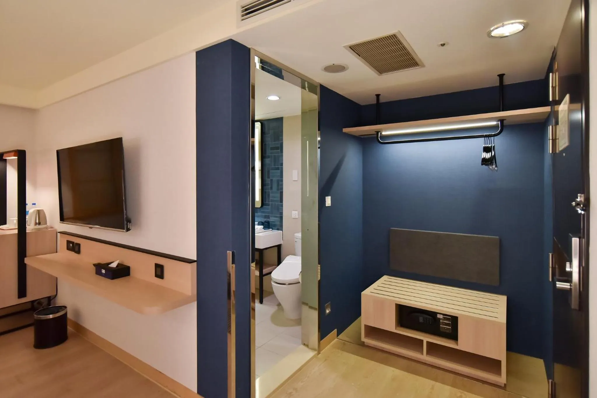 Photo of the whole room in Holiday Inn Express Taipei Train Station by IHG