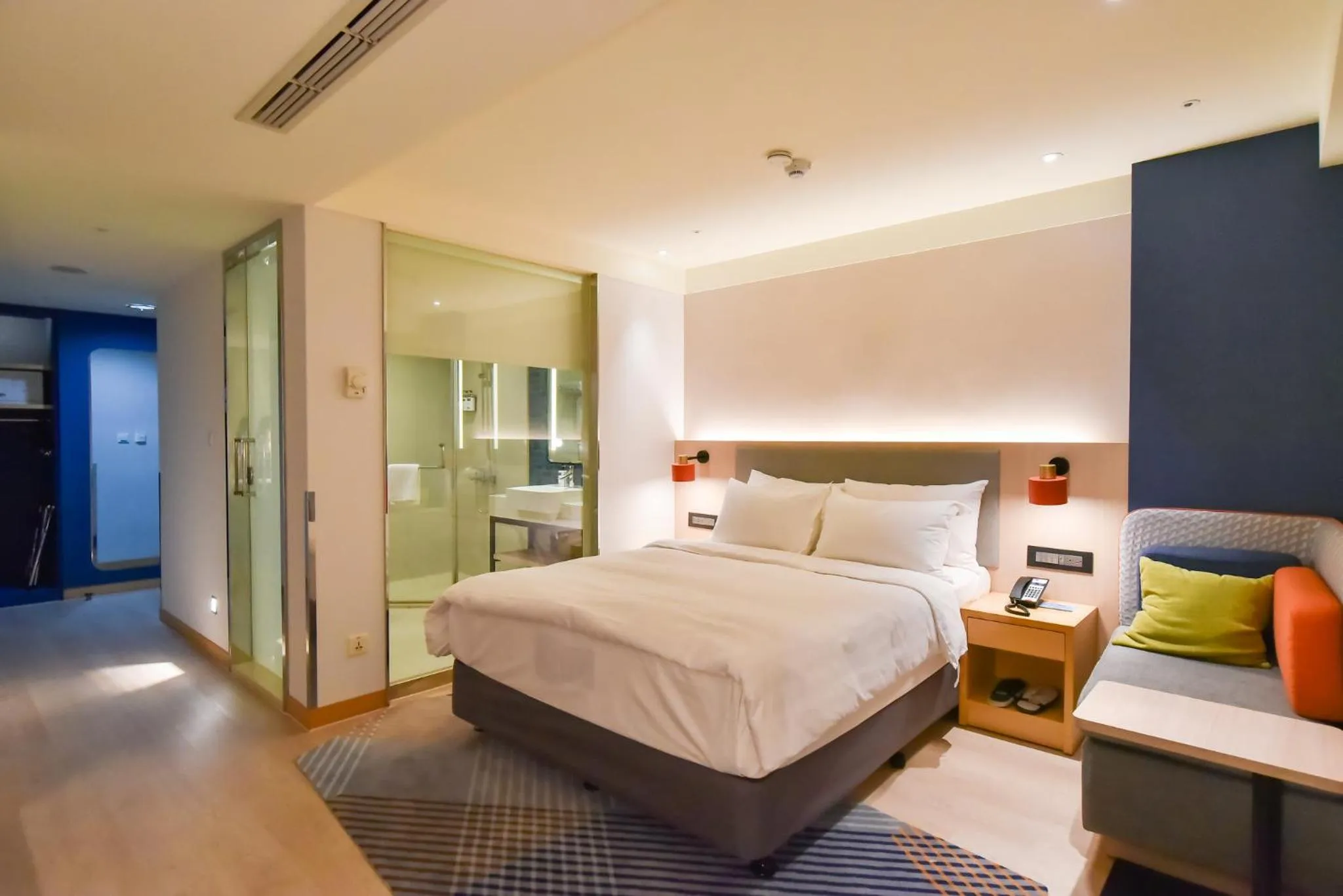 Photo of the whole room, Bed in Holiday Inn Express Taipei Train Station by IHG