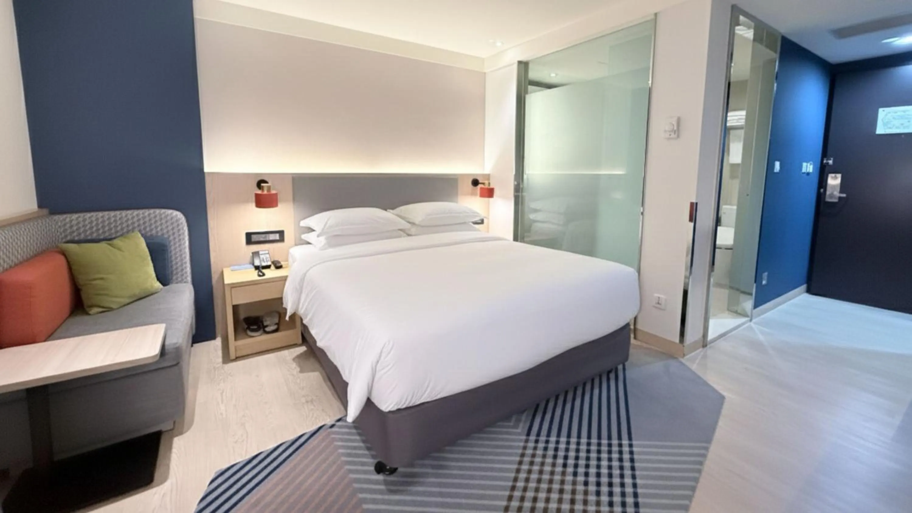 Bed in Holiday Inn Express Taipei Train Station by IHG