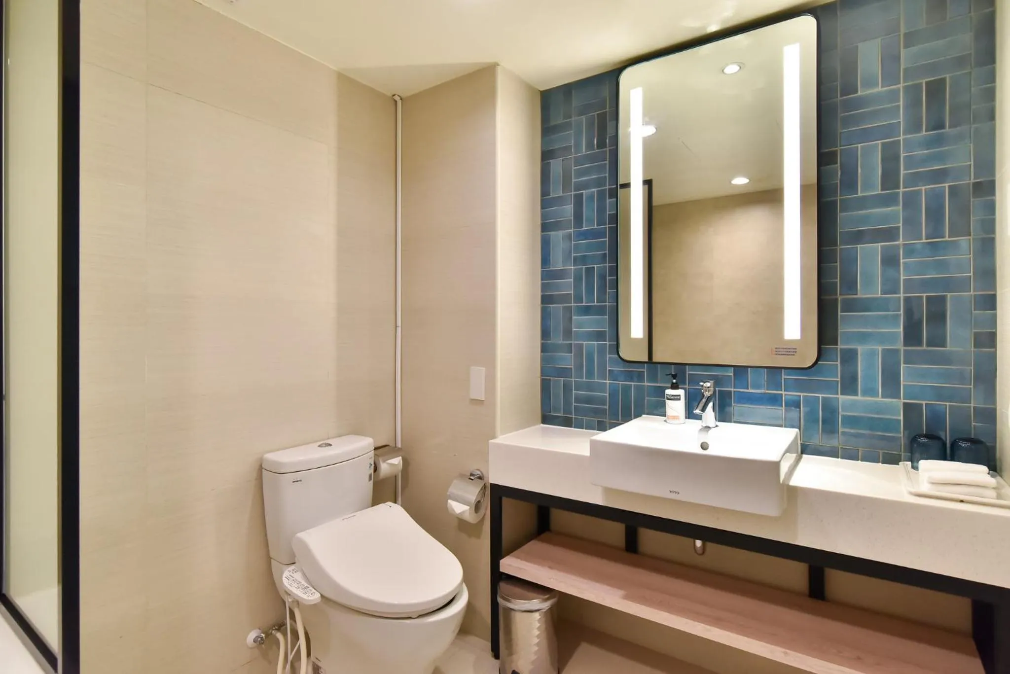 Photo of the whole room in Holiday Inn Express Taipei Train Station by IHG