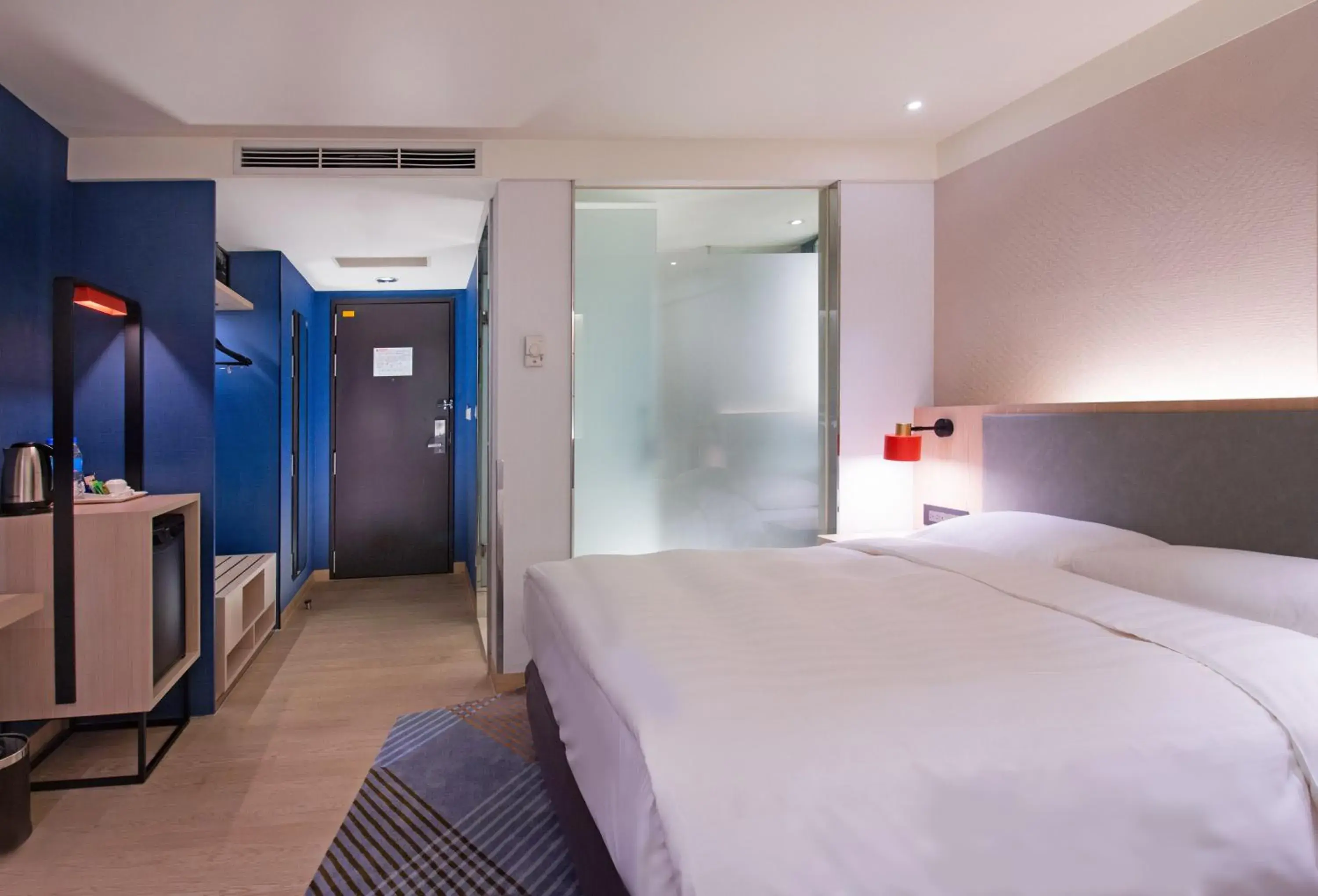 Bed in Holiday Inn Express Taipei Train Station by IHG Bed in Holiday Inn Express Taipei Train Station by IHG