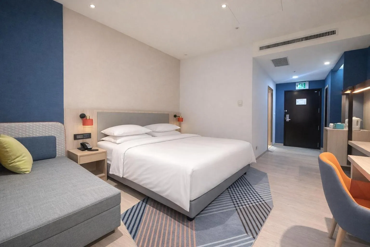 Bed in Holiday Inn Express Taipei Train Station by IHG