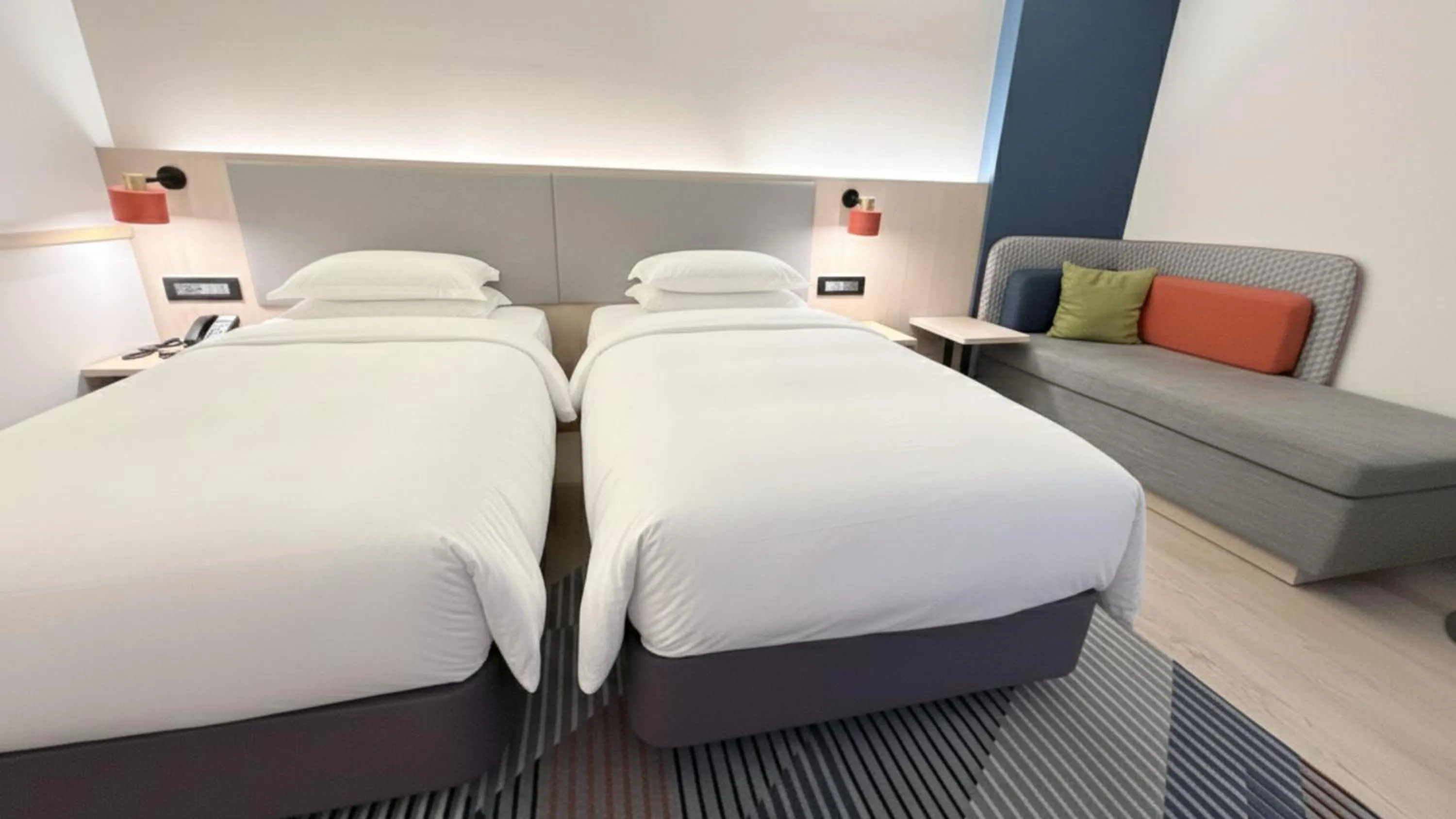Bed in Holiday Inn Express Taipei Train Station by IHG