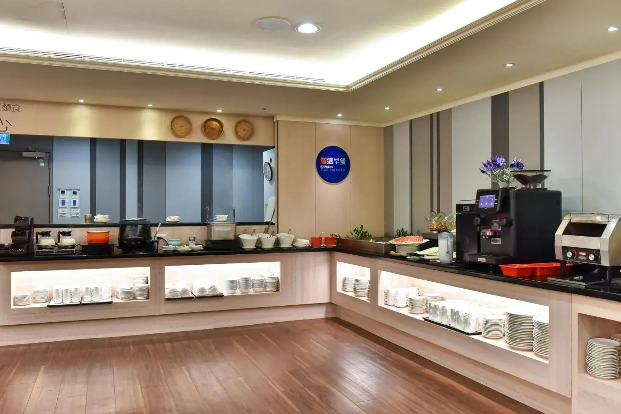 Breakfast in Holiday Inn Express Taipei Train Station by IHG Breakfast in Holiday Inn Express Taipei Train Station by IHG