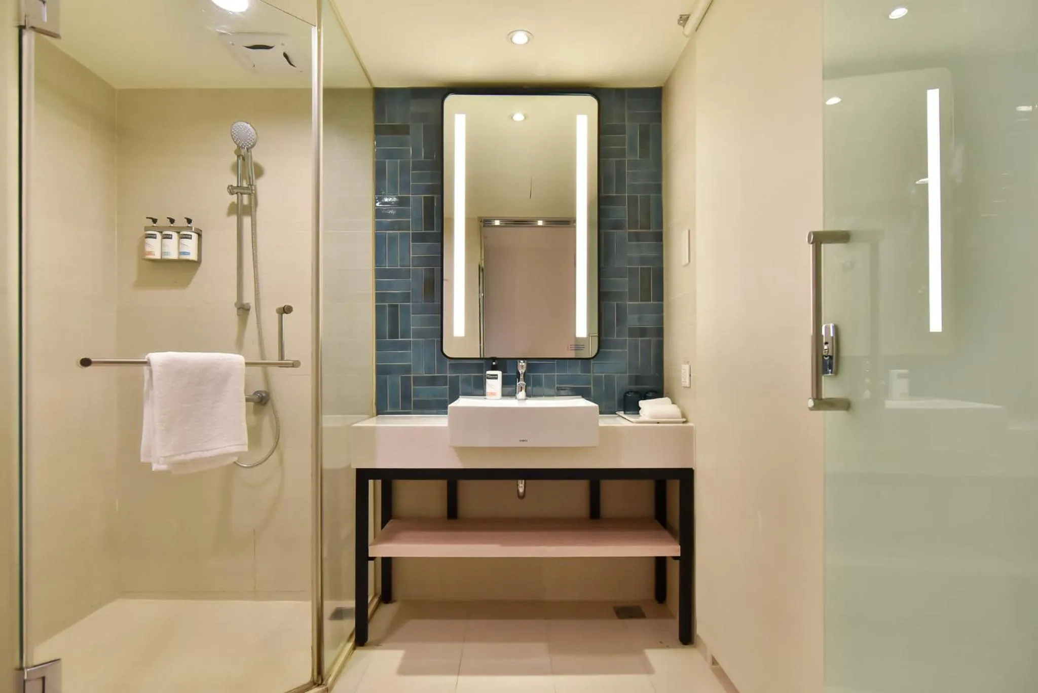 Photo of the whole room in Holiday Inn Express Taipei Train Station by IHG