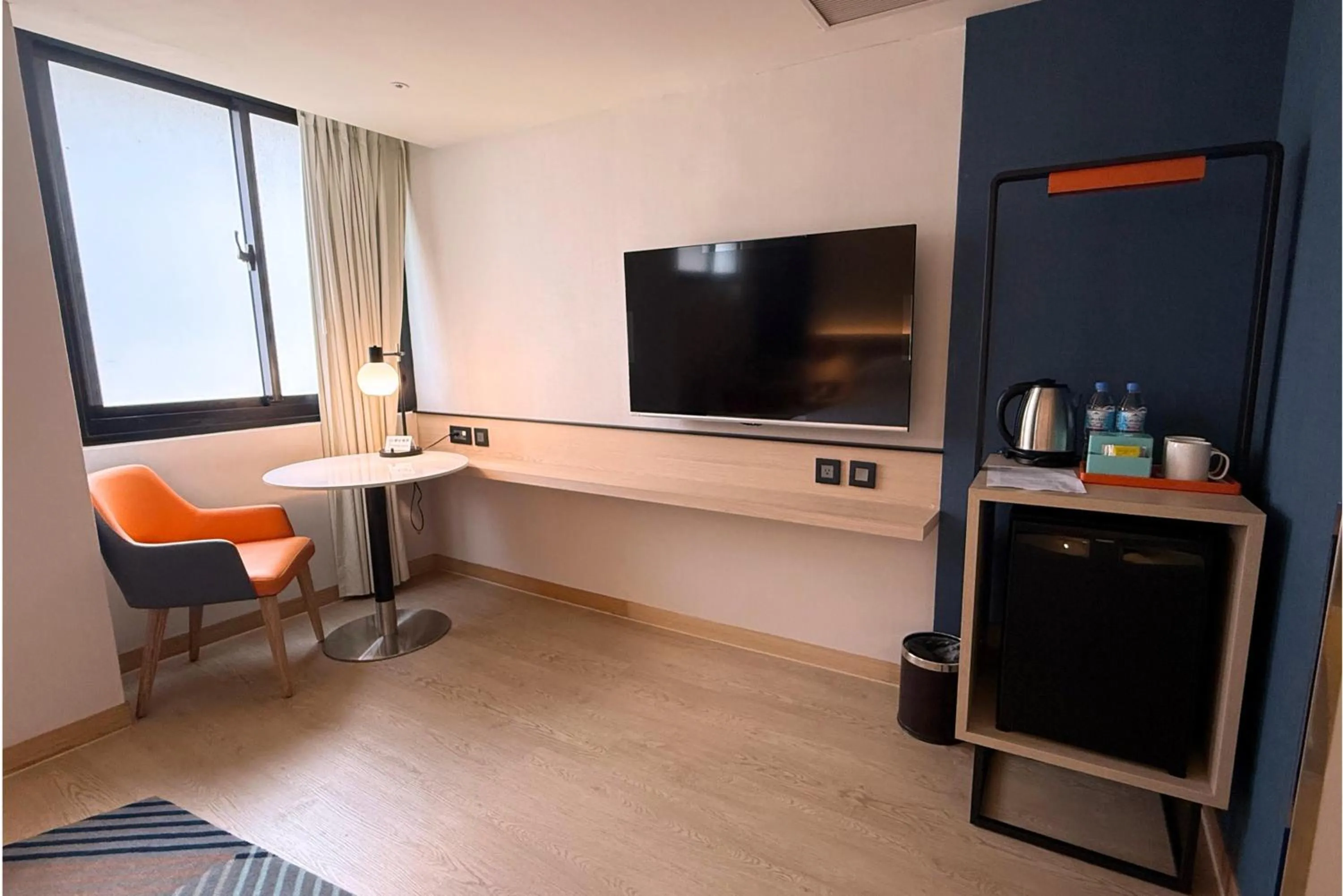 Photo of the whole room in Holiday Inn Express Taipei Train Station by IHG