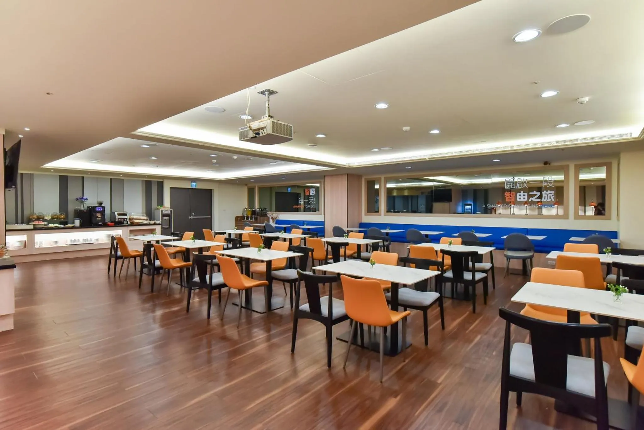 Restaurant/places to eat in Holiday Inn Express Taipei Train Station by IHG