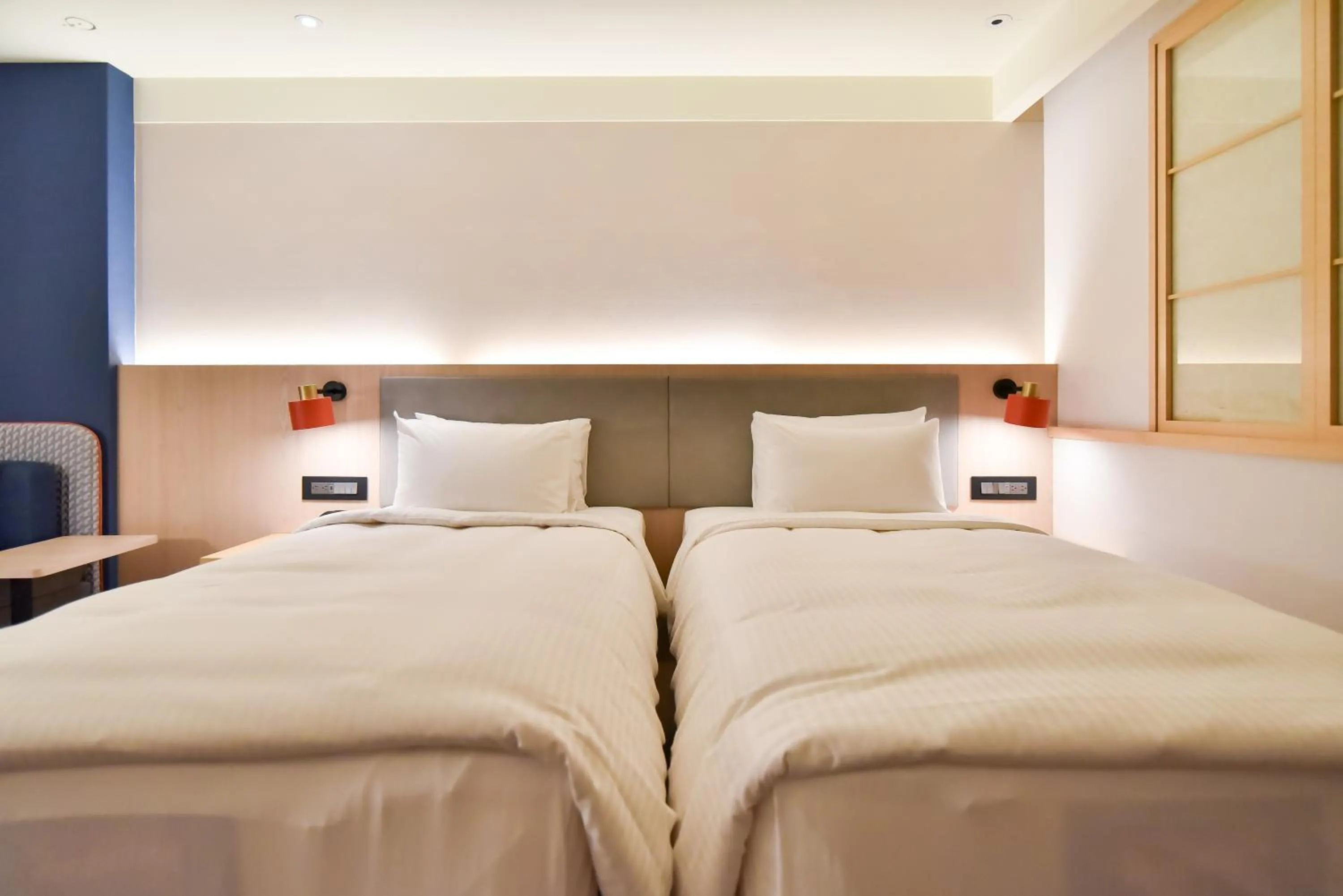 Bed in Holiday Inn Express Taipei Train Station by IHG