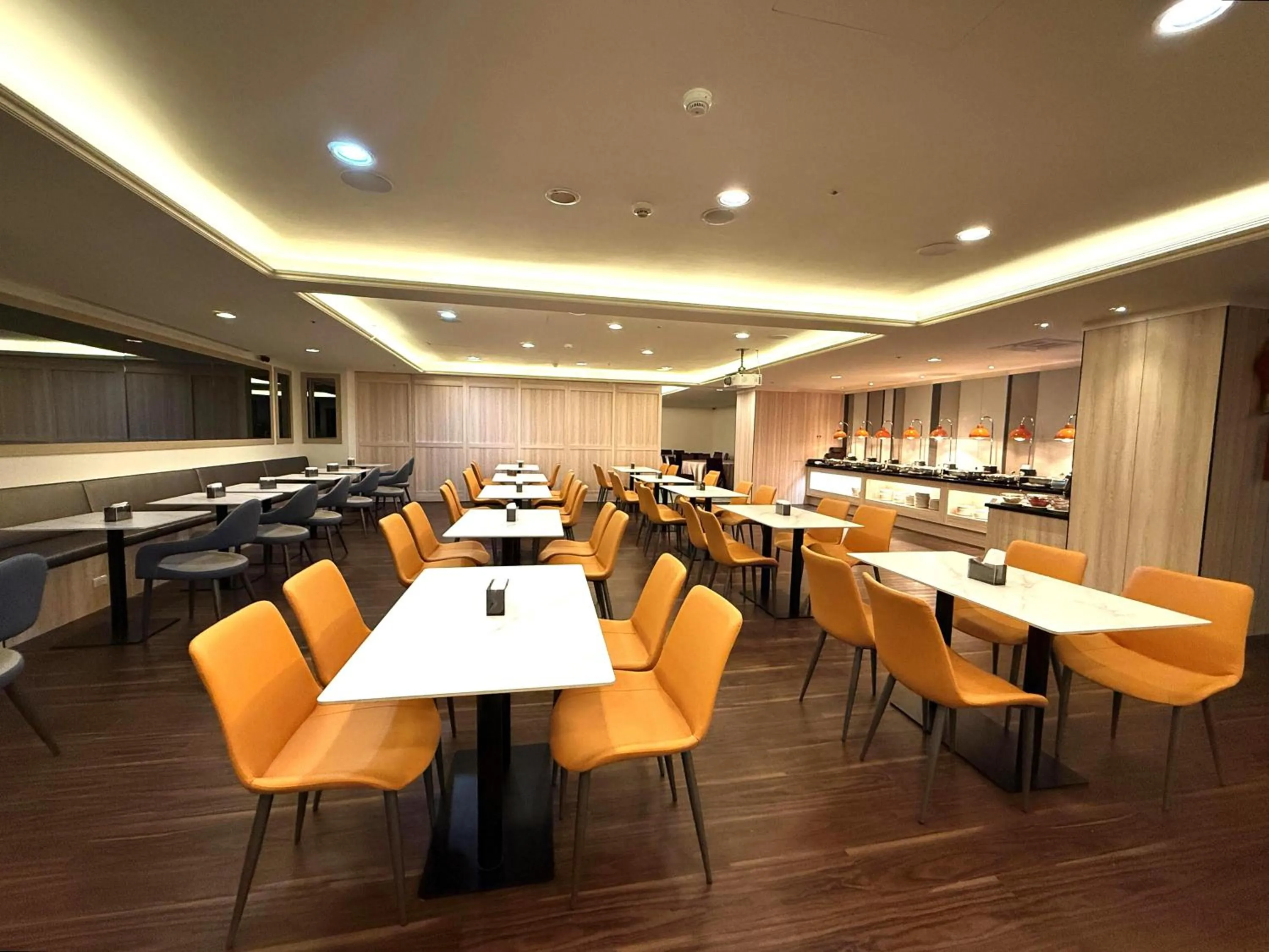 Restaurant/places to eat in Holiday Inn Express Taipei Train Station by IHG