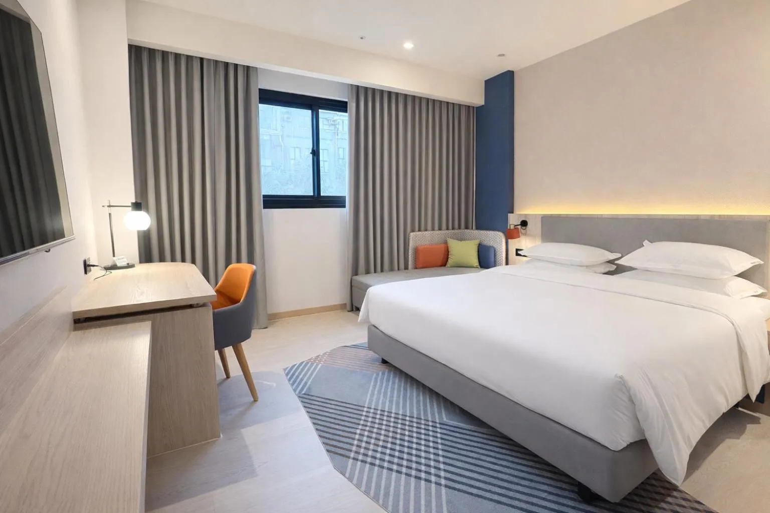 Bed in Holiday Inn Express Taipei Train Station by IHG