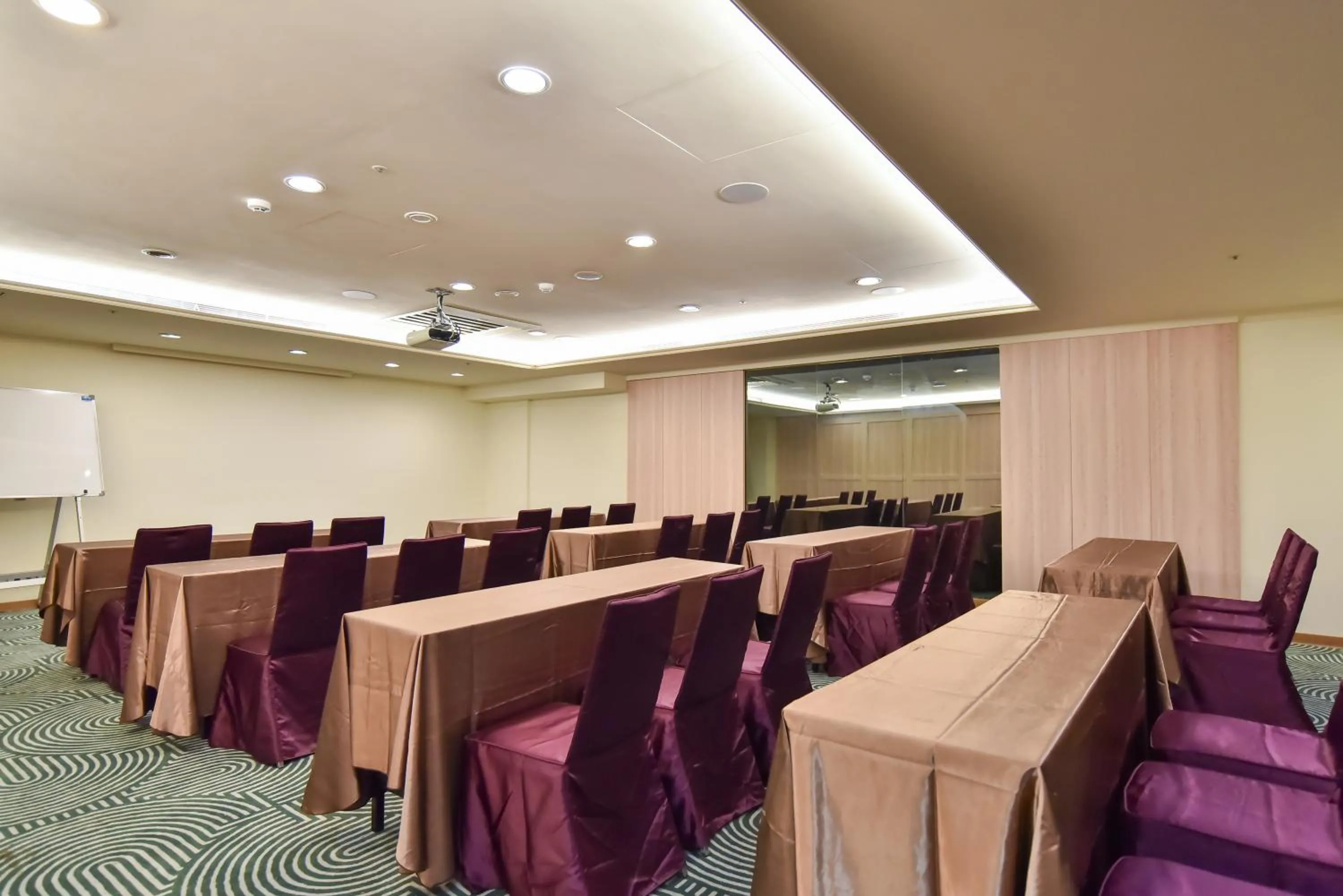 Holiday Inn Express Taipei Train Station by IHG