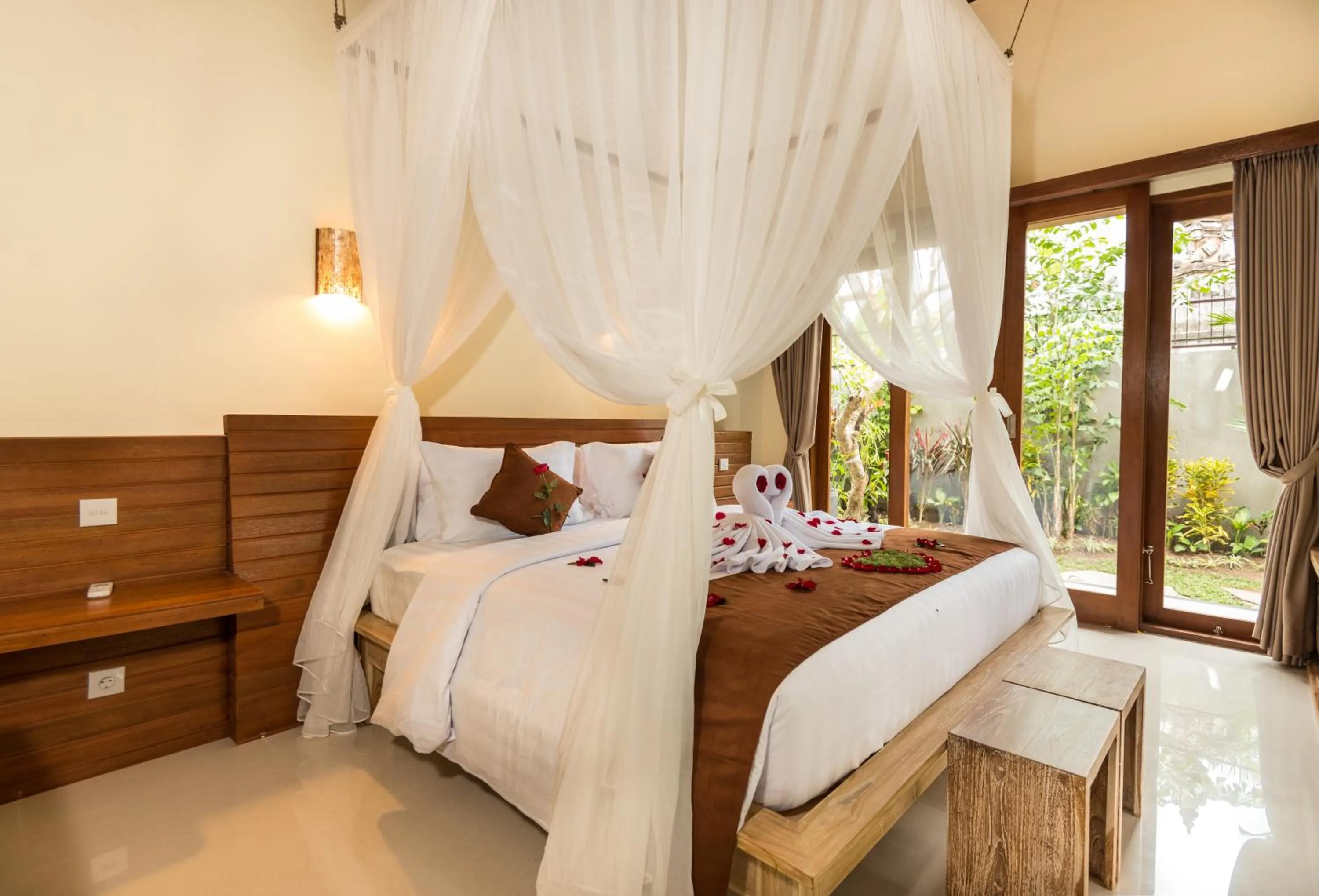Bed in Secret Bunutan Ubud Villa