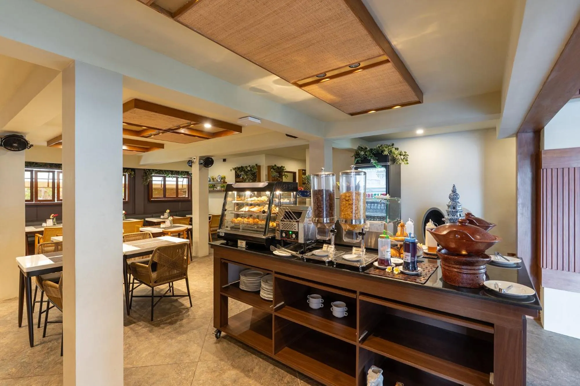 Restaurant/places to eat in Villa Kayu Raja