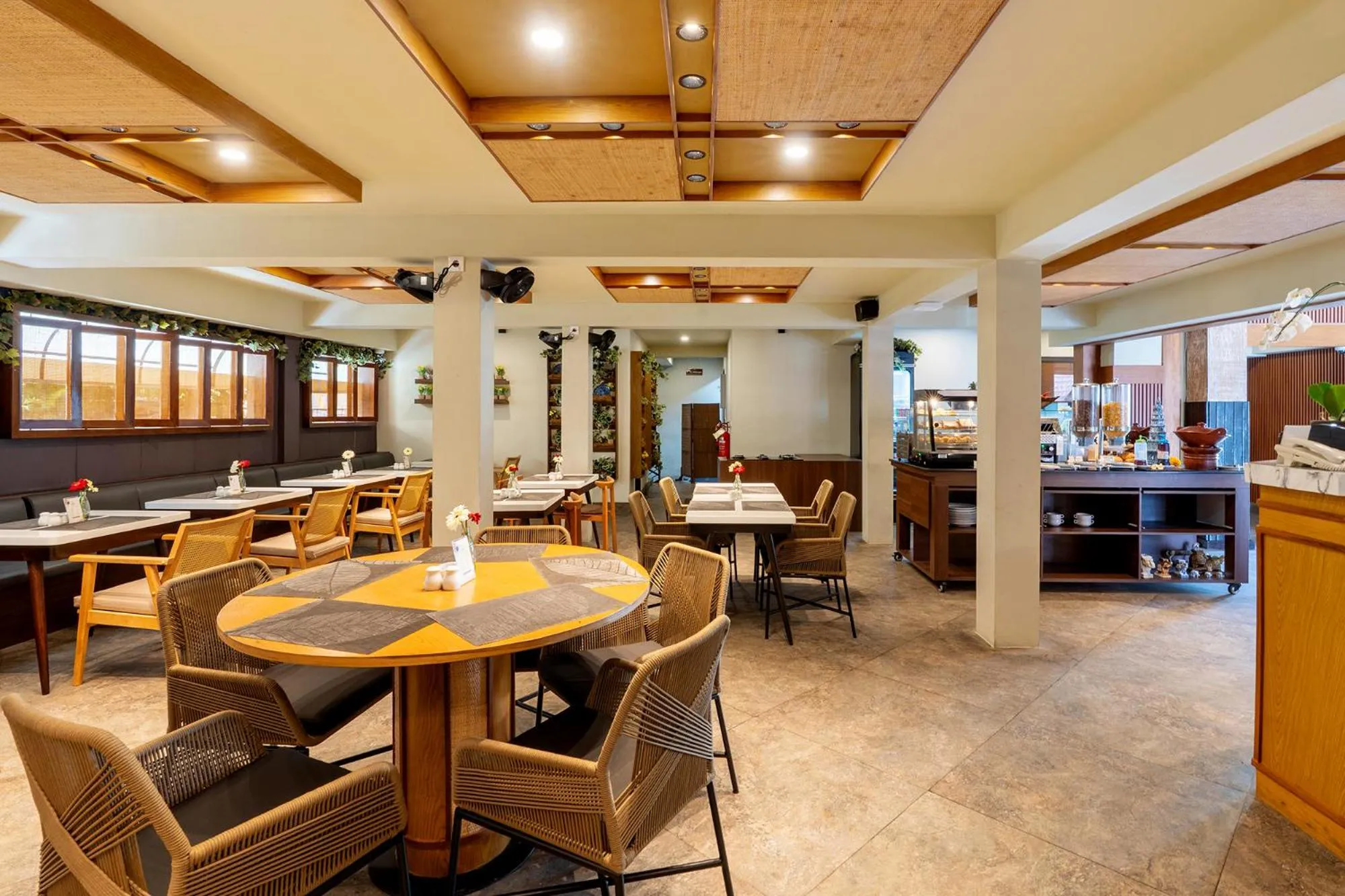 Restaurant/places to eat in Villa Kayu Raja