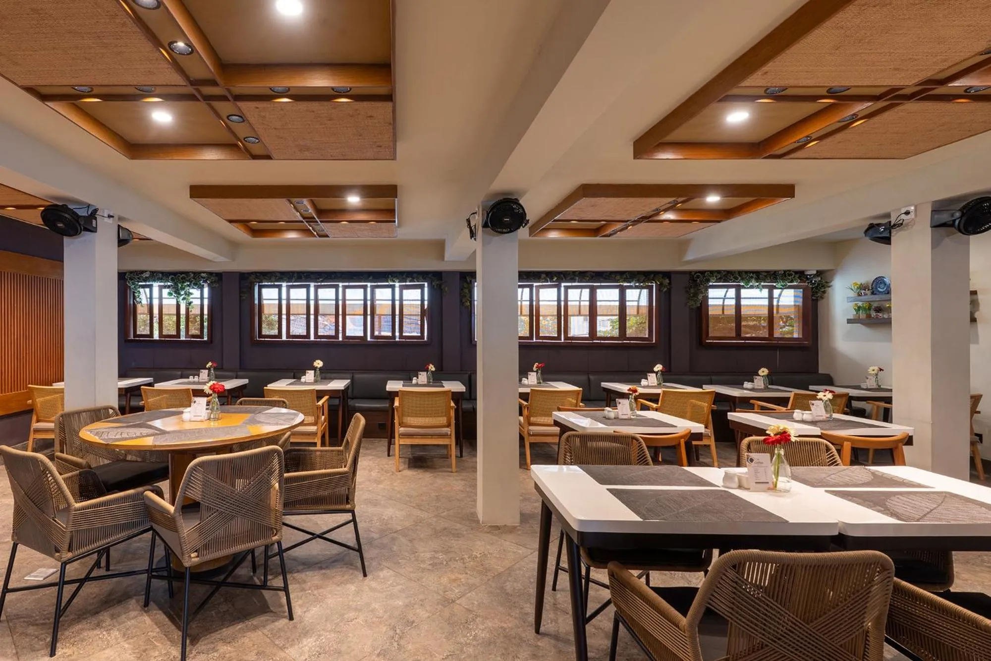 Restaurant/places to eat in Villa Kayu Raja