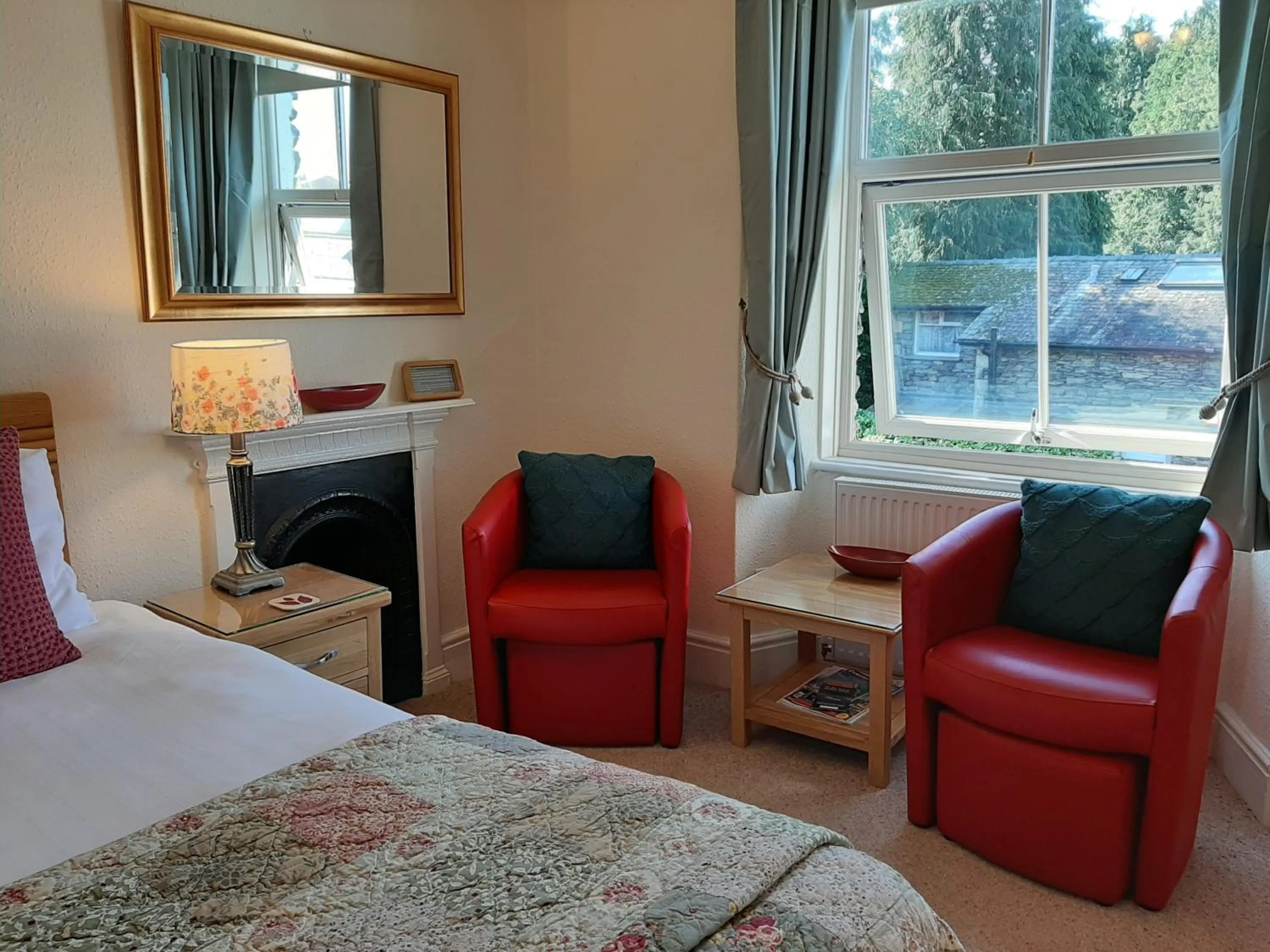 Seating area, Bed in May Cottage B&B
