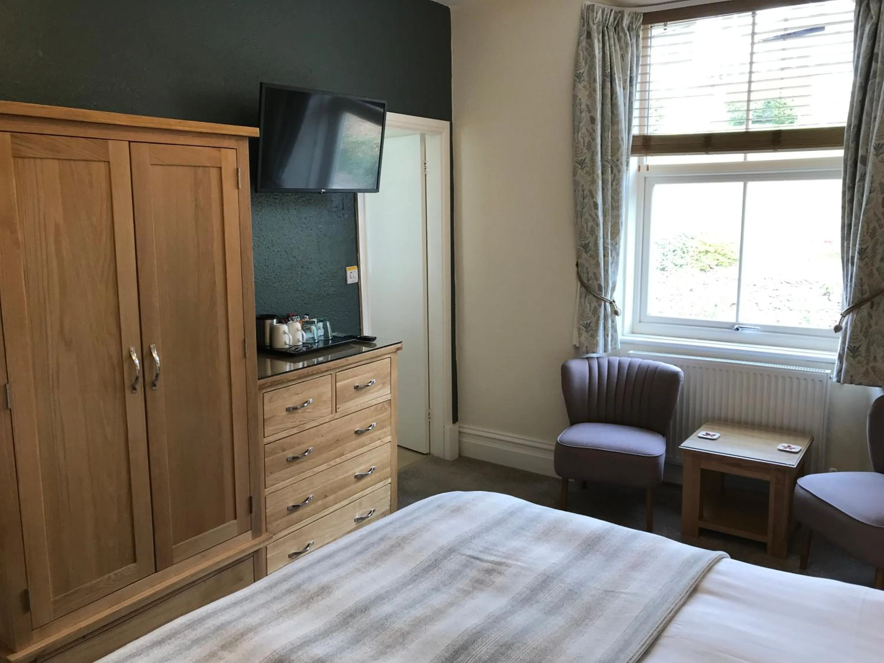 TV and multimedia, Bed in May Cottage B&B