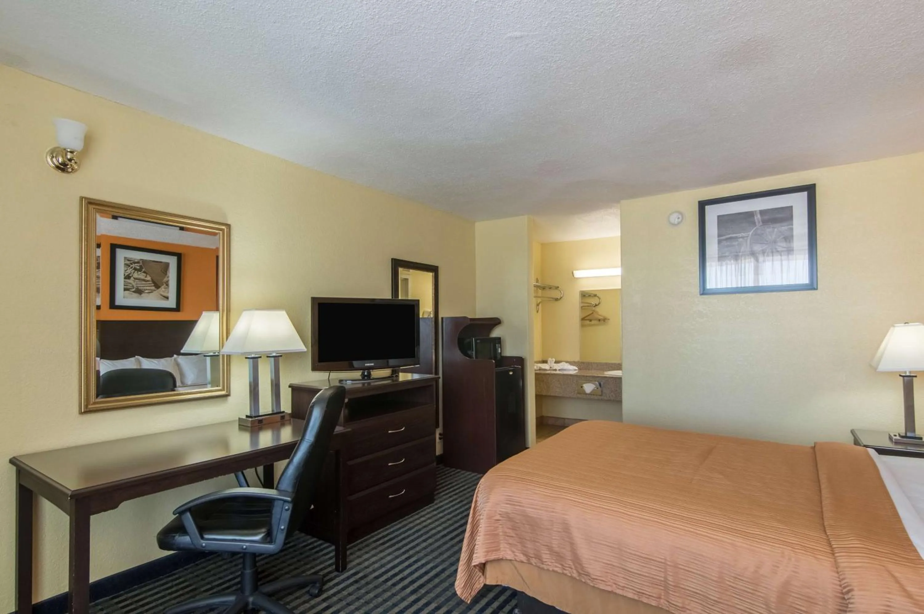 Photo of the whole room, Bed in Motel 6-Liberal, KS
