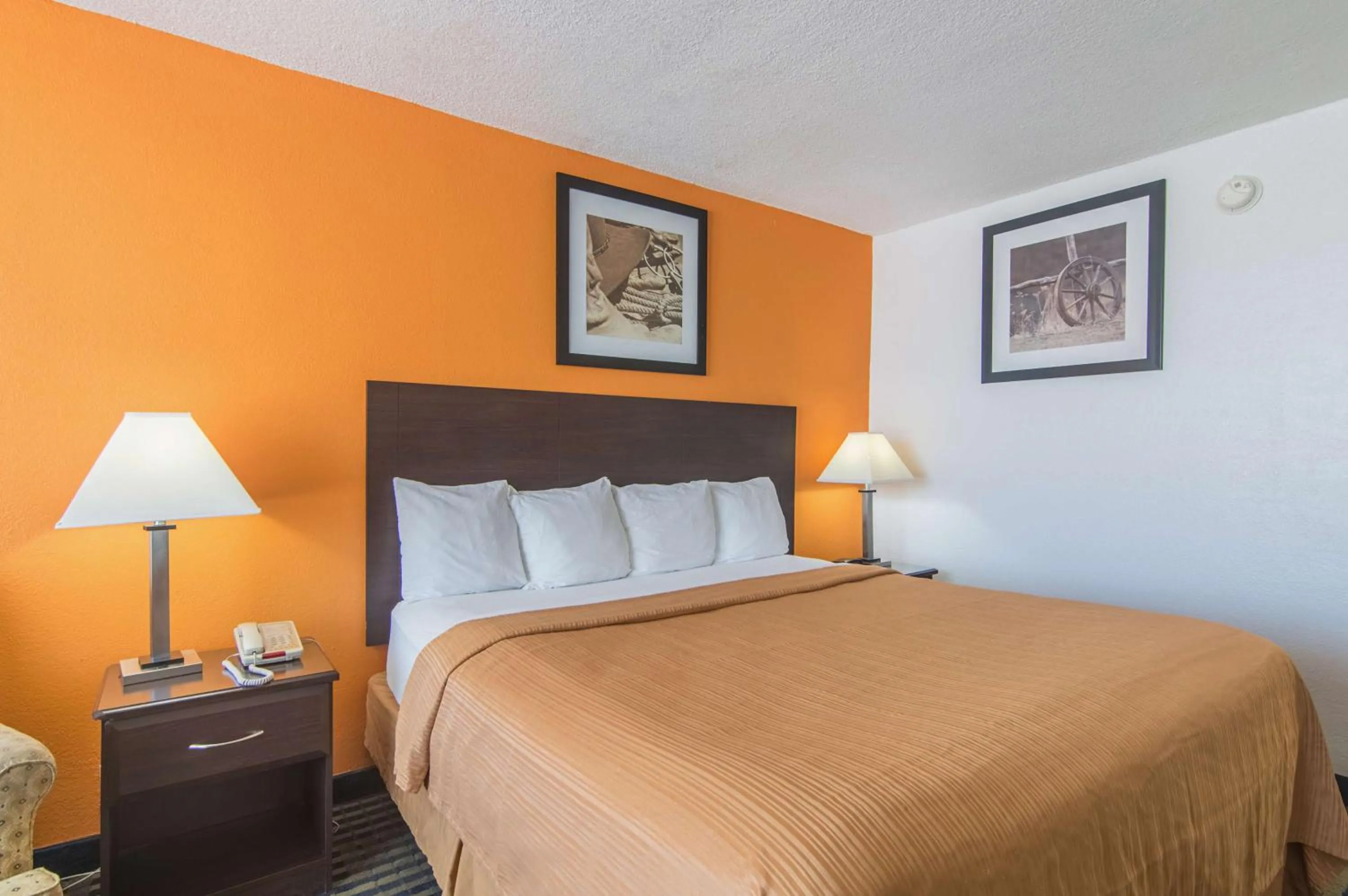 Photo of the whole room, Bed in Motel 6-Liberal, KS