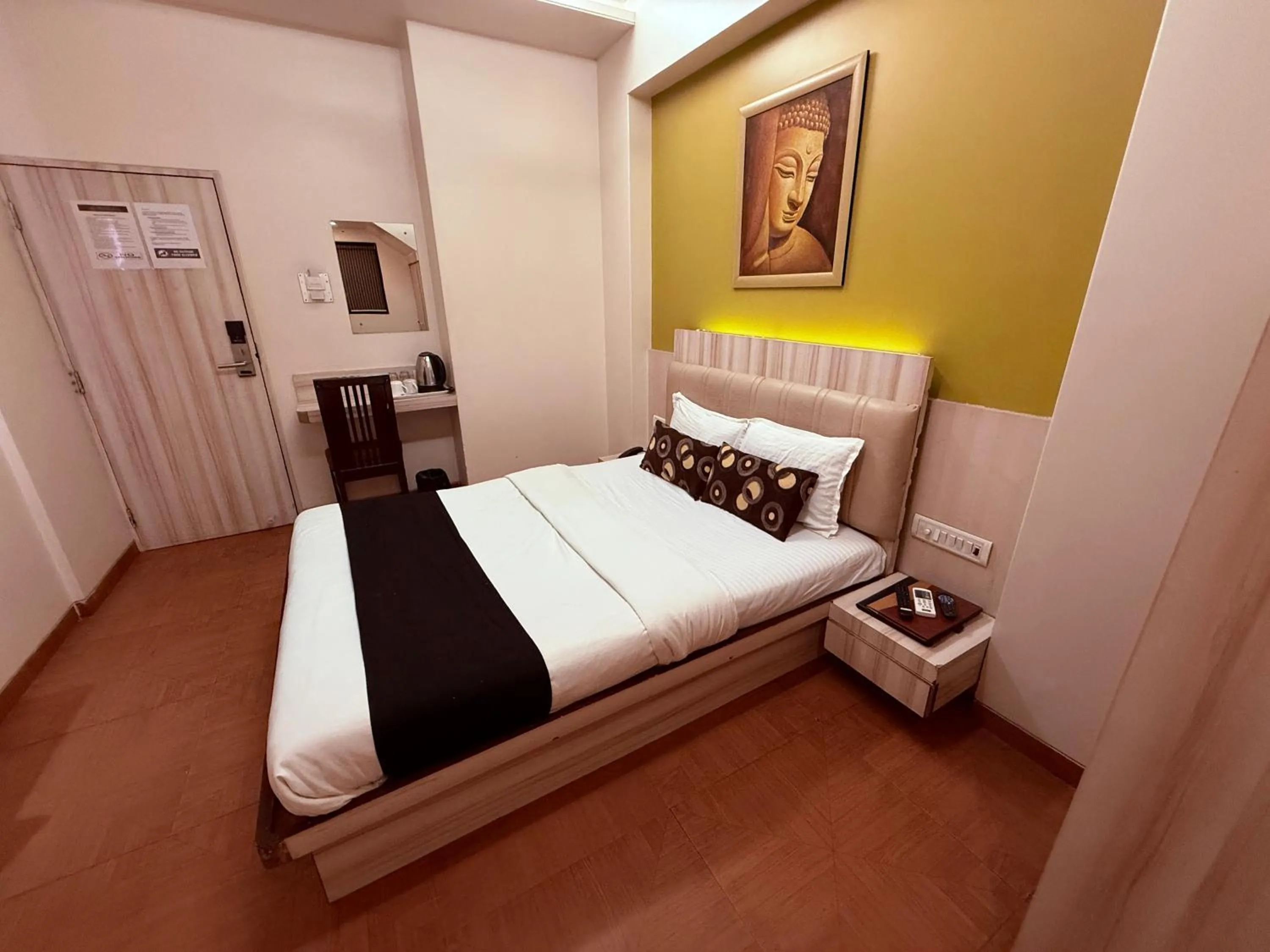 Bed in Hotel Alka Residency