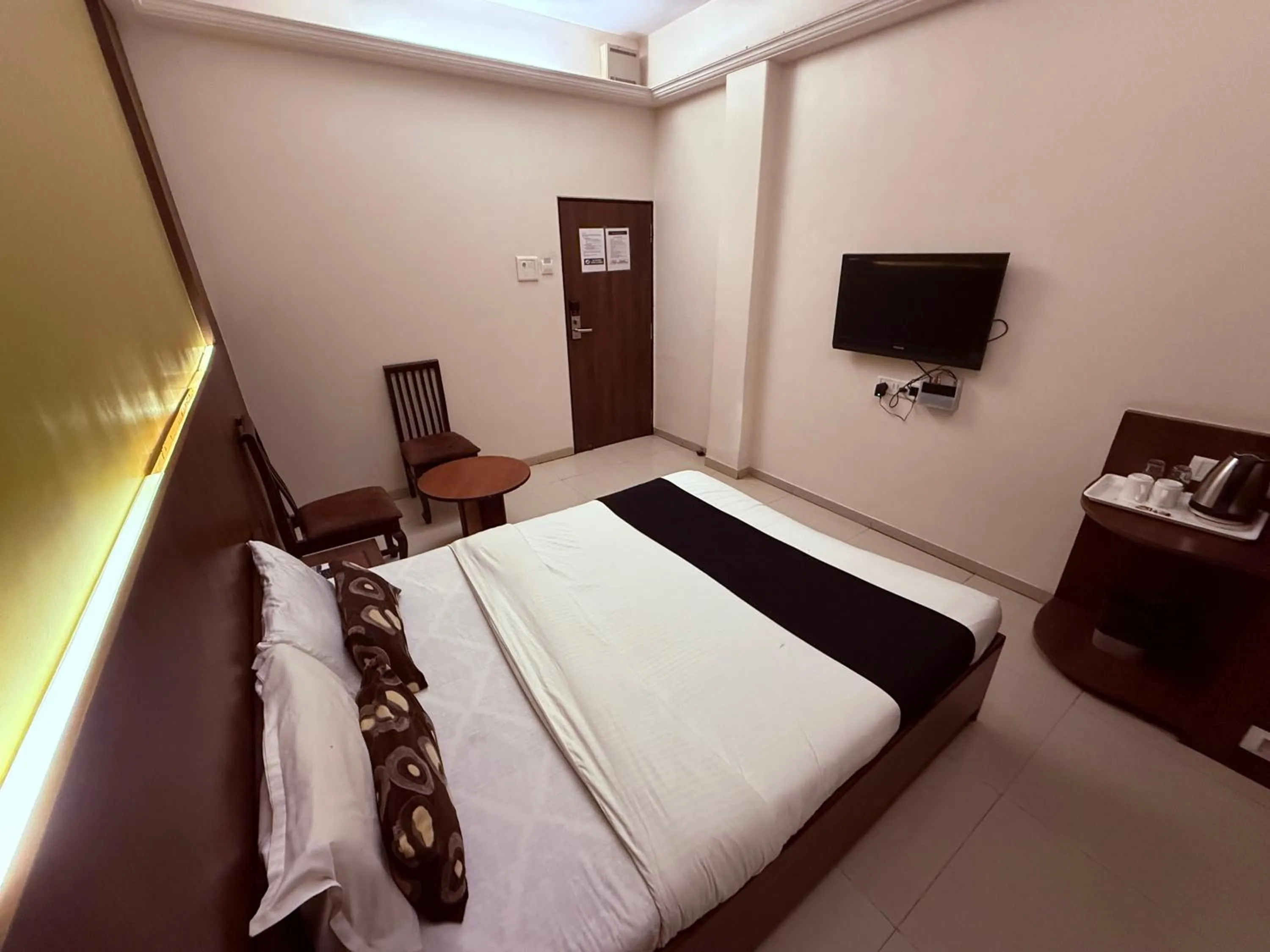 Bed in Hotel Alka Residency