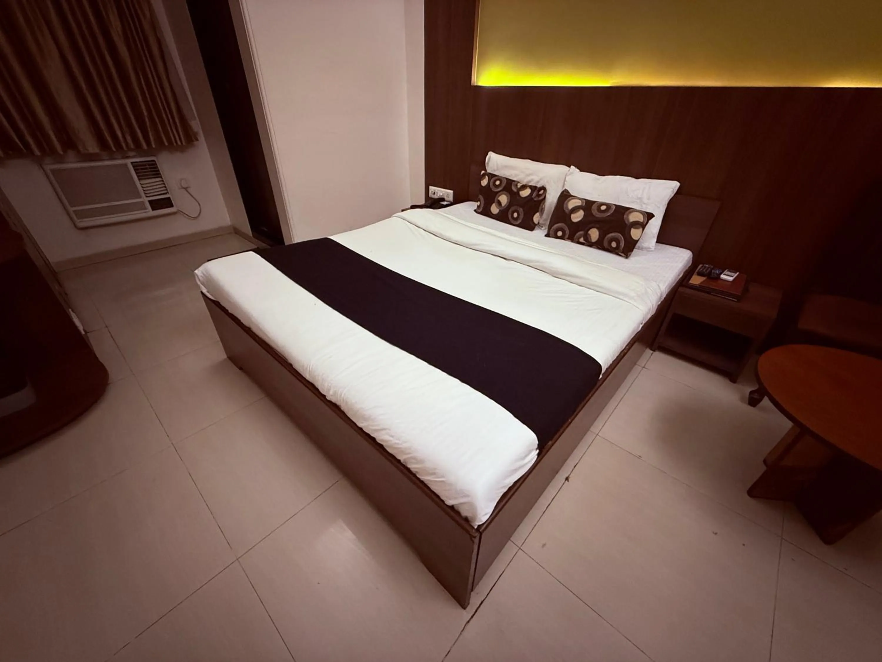 Bed in Hotel Alka Residency