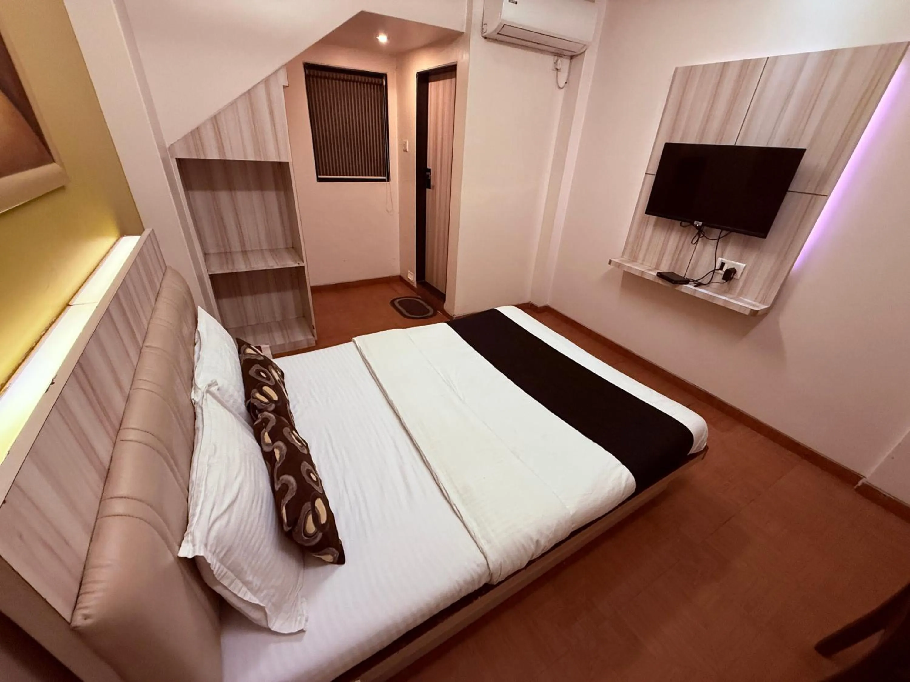 Bed in Hotel Alka Residency