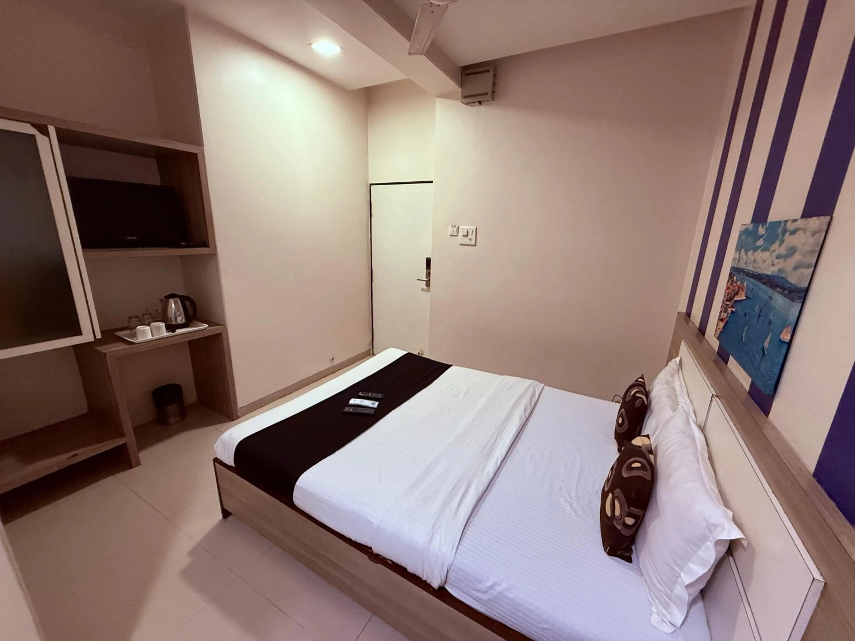 Bed in Hotel Alka Residency