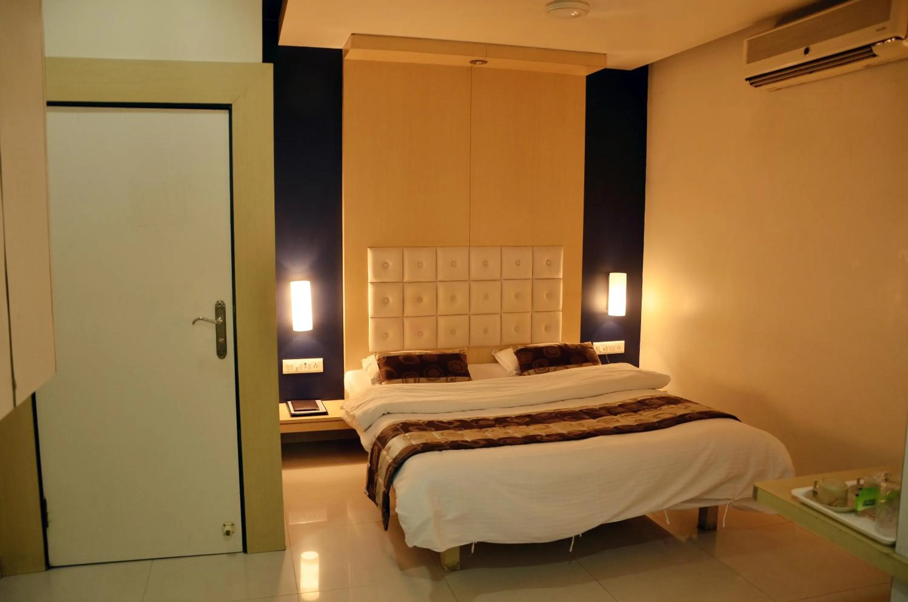 Photo of the whole room, Bed in Hotel Alka Residency
