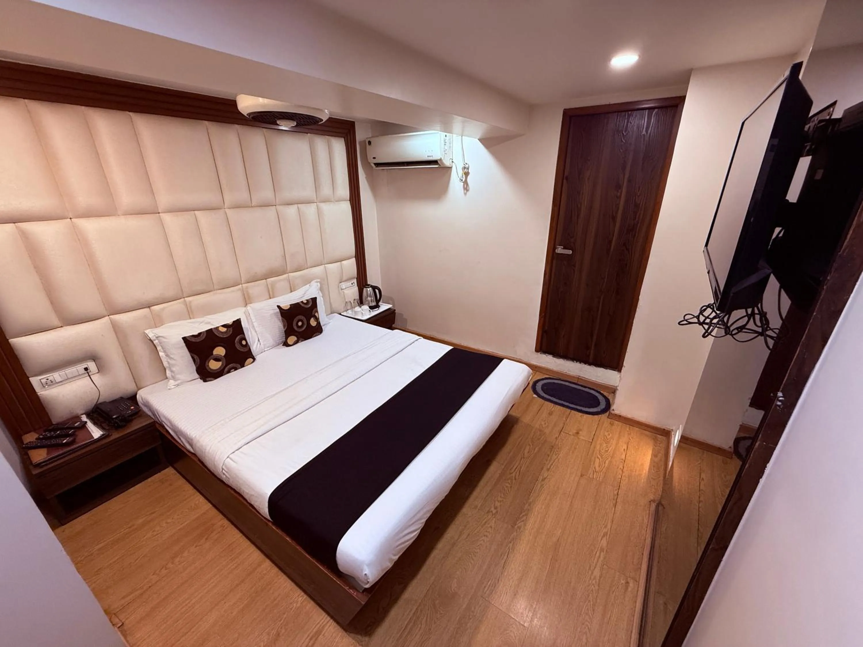Bed in Hotel Alka Residency