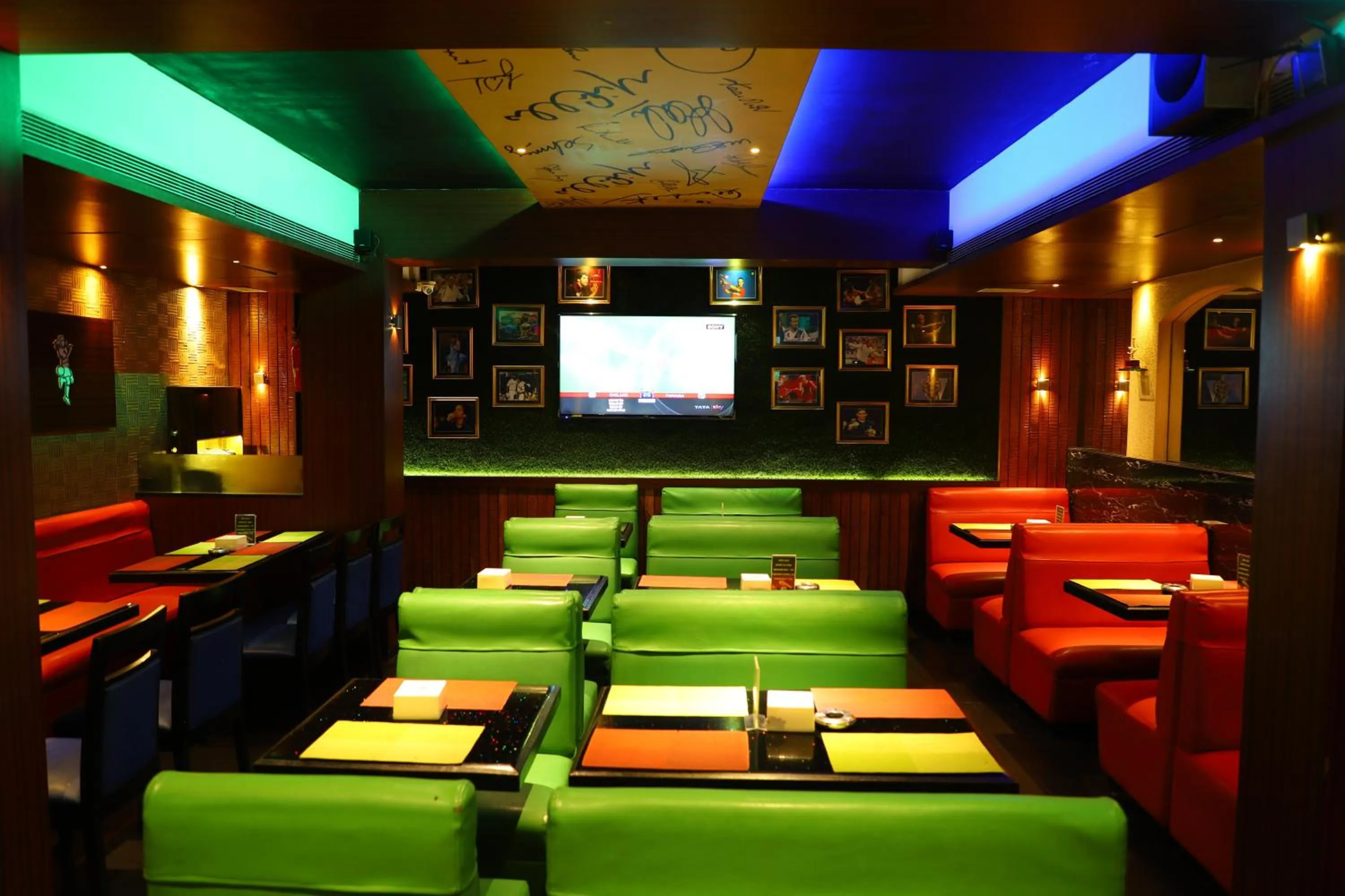 Restaurant/places to eat in Hotel Alka Residency