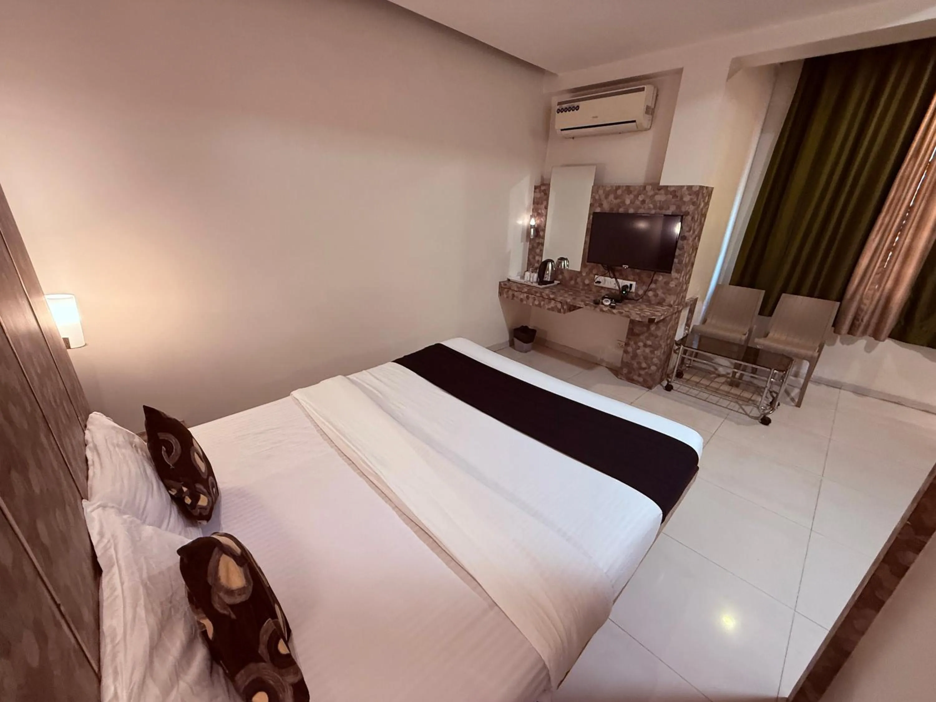 Bed in Hotel Alka Residency