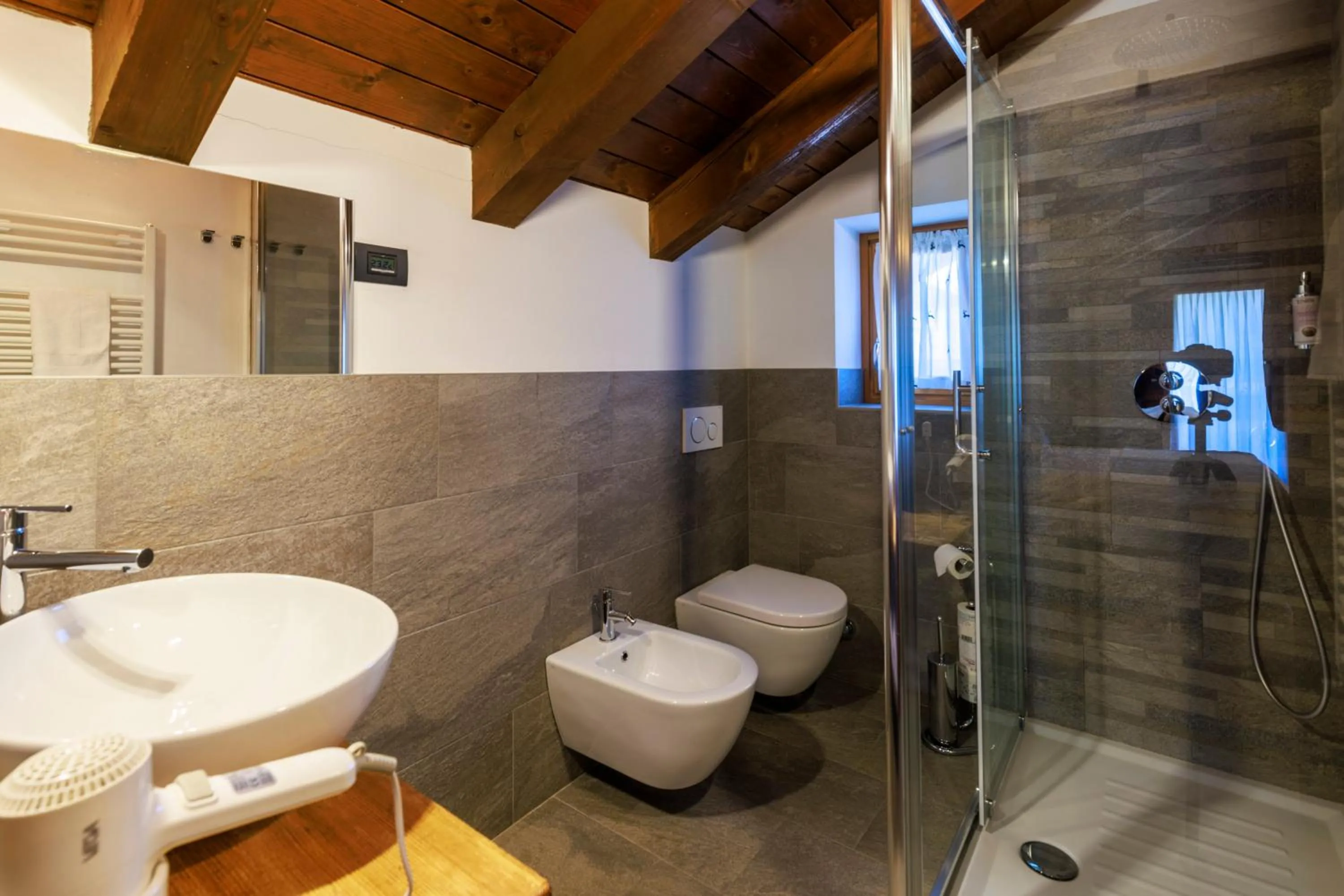 Shower in L'Abri des Amis