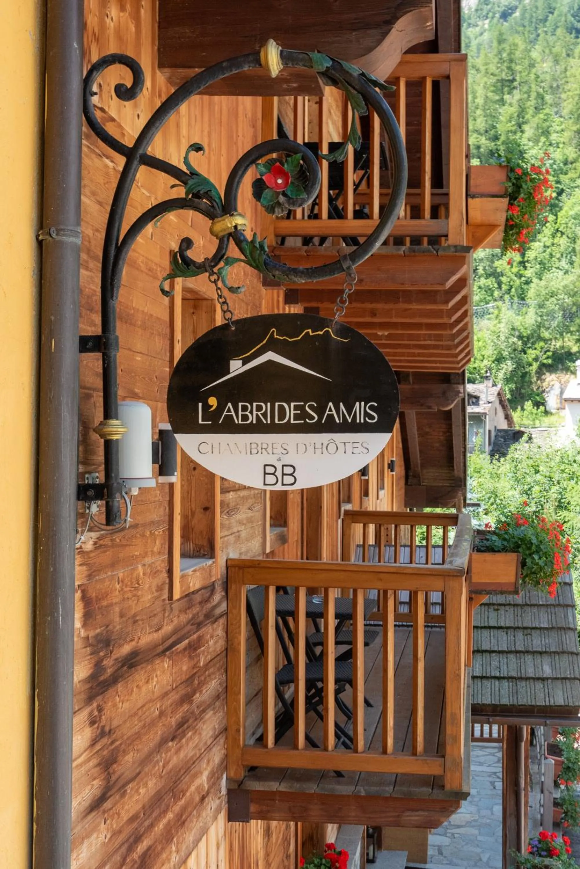 Property building in L'Abri des Amis