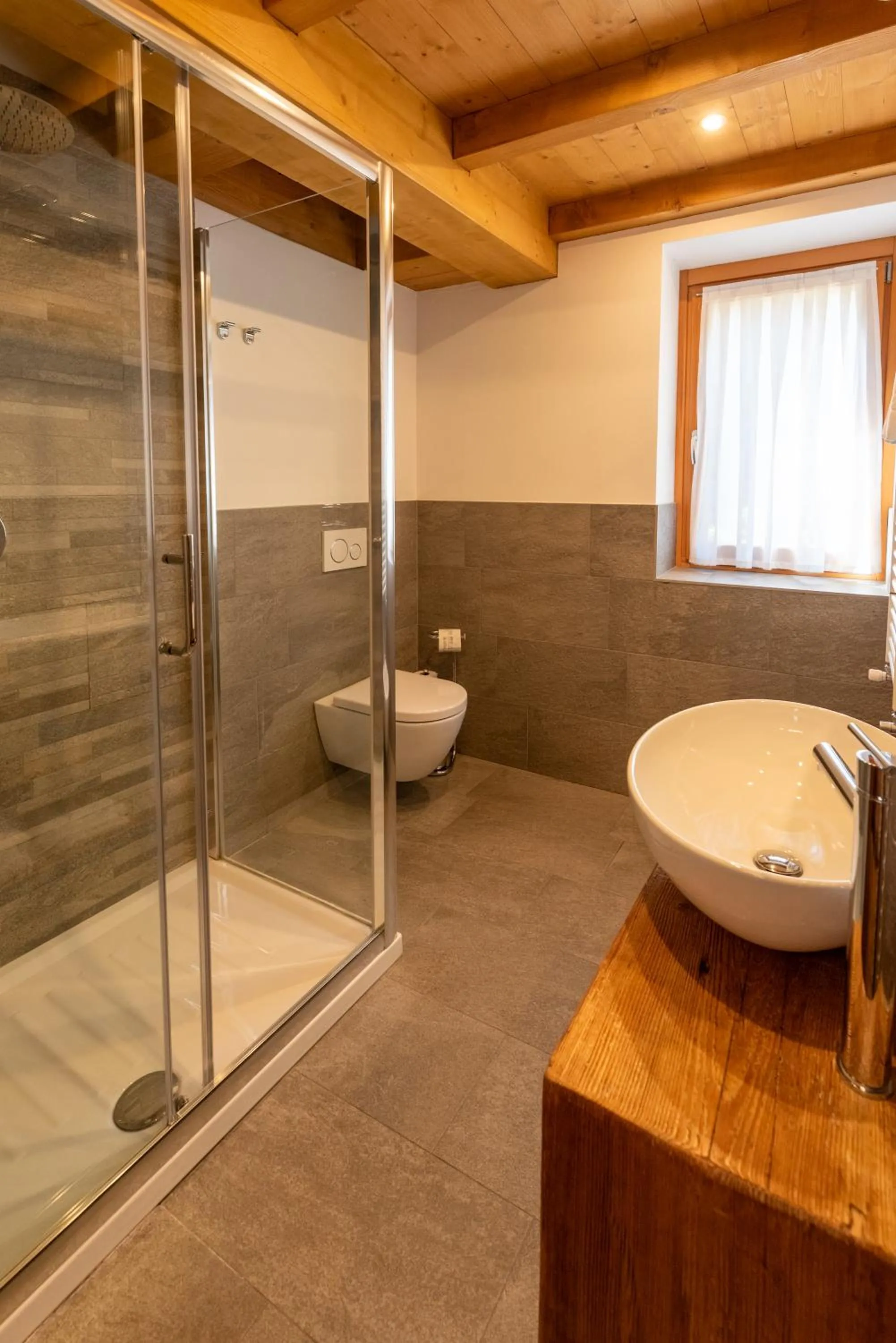 Shower in L'Abri des Amis