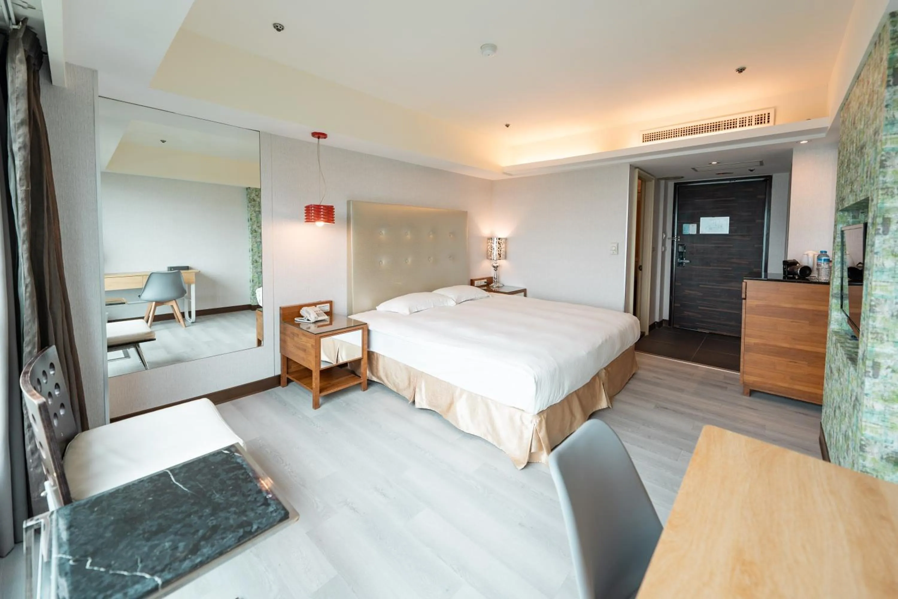 Photo of the whole room, Bed in 觀海樓海景大飯店 Hotel Cloud Riverside
