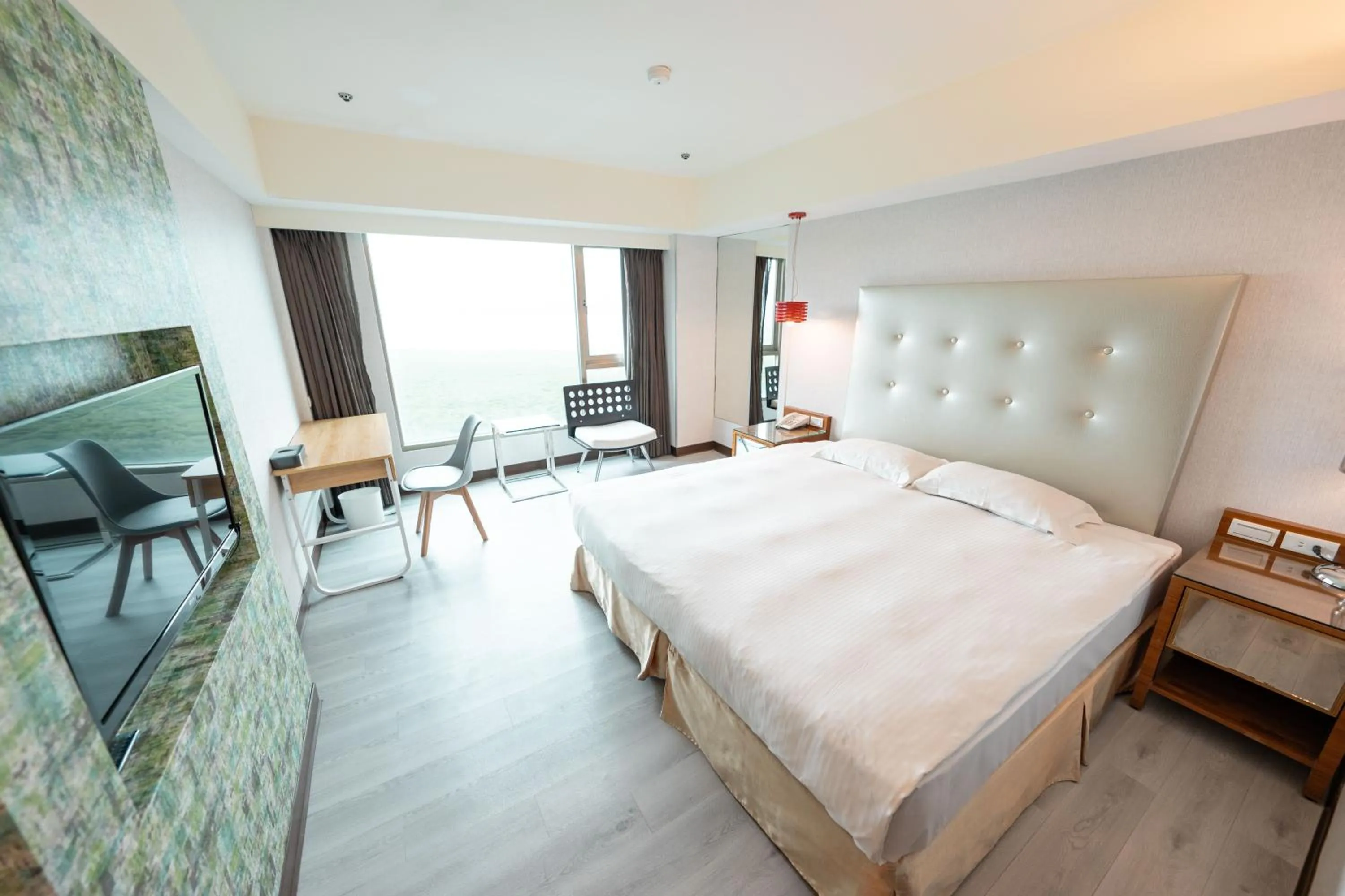 Photo of the whole room, Bed in 觀海樓海景大飯店 Hotel Cloud Riverside