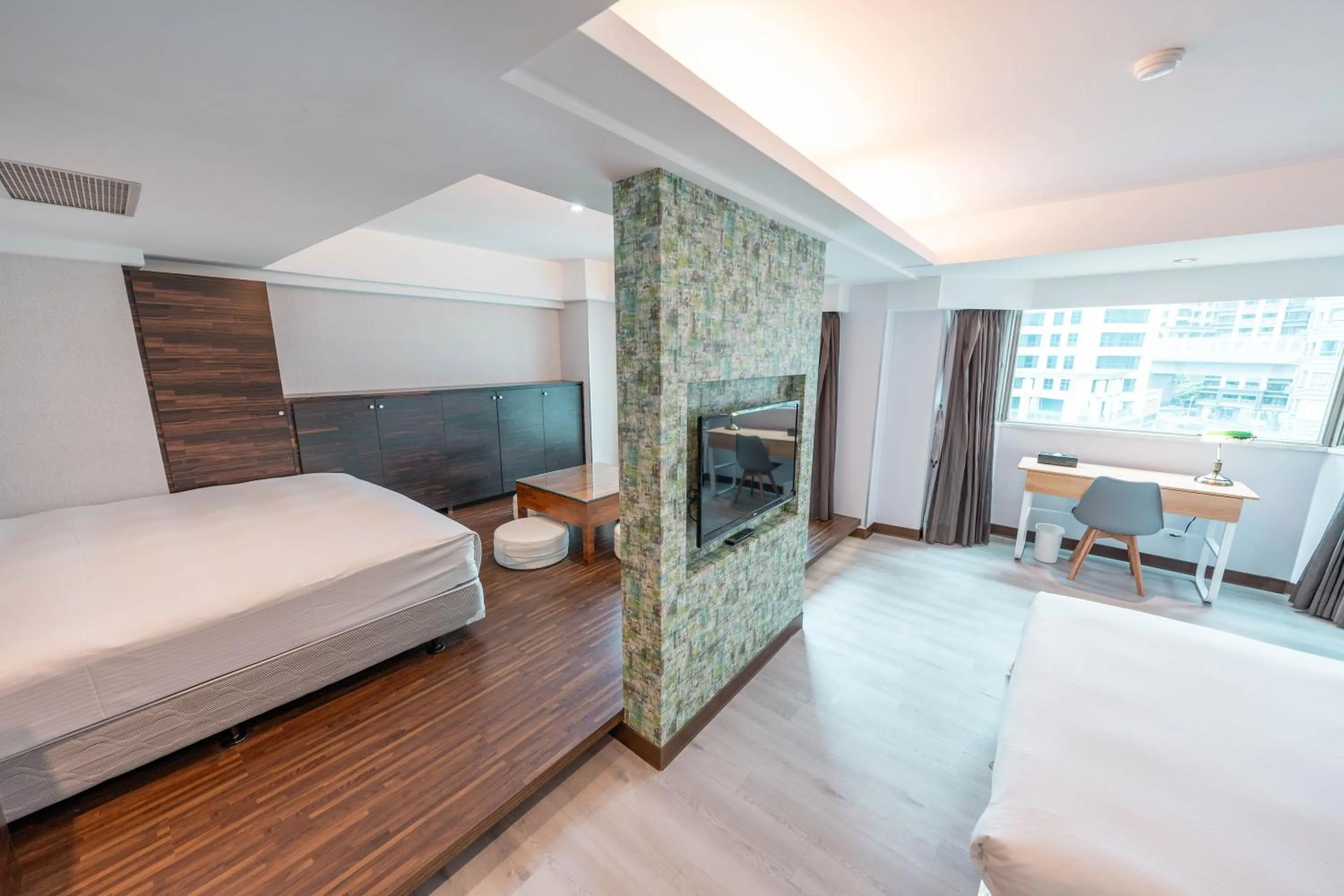 Photo of the whole room, Bed in 觀海樓海景大飯店 Hotel Cloud Riverside