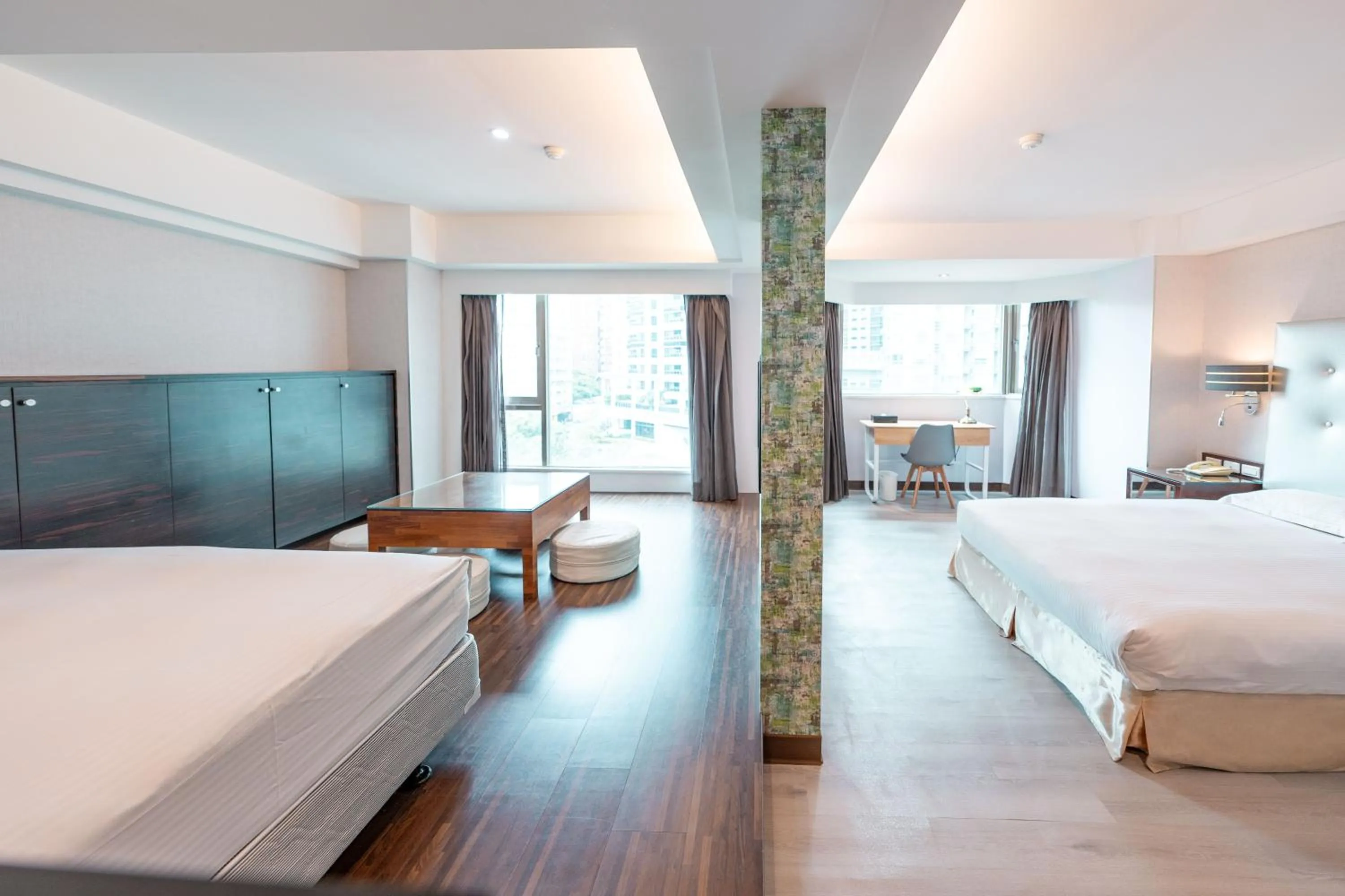 Photo of the whole room, Bed in 觀海樓海景大飯店 Hotel Cloud Riverside