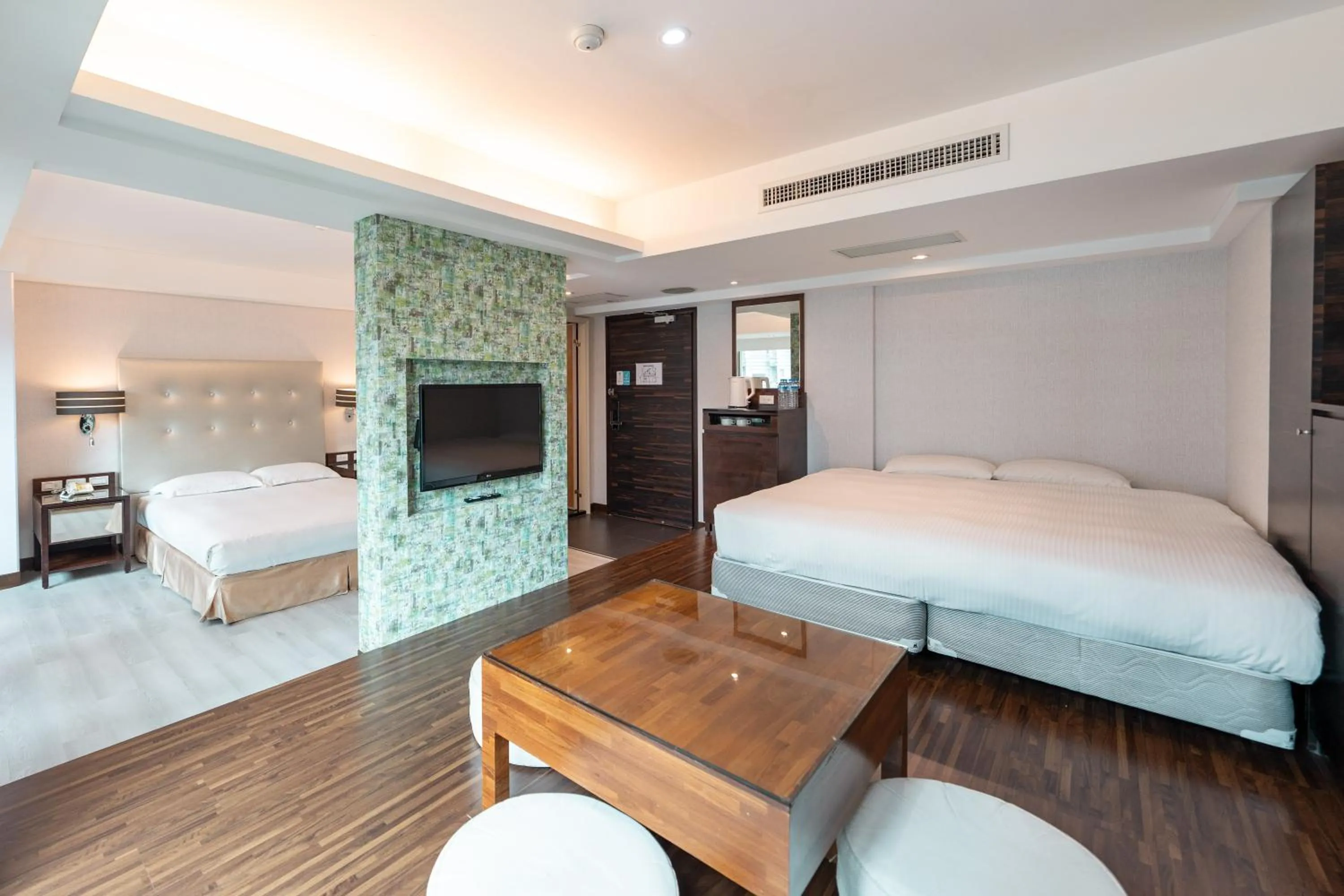 Photo of the whole room, Bed in 觀海樓海景大飯店 Hotel Cloud Riverside