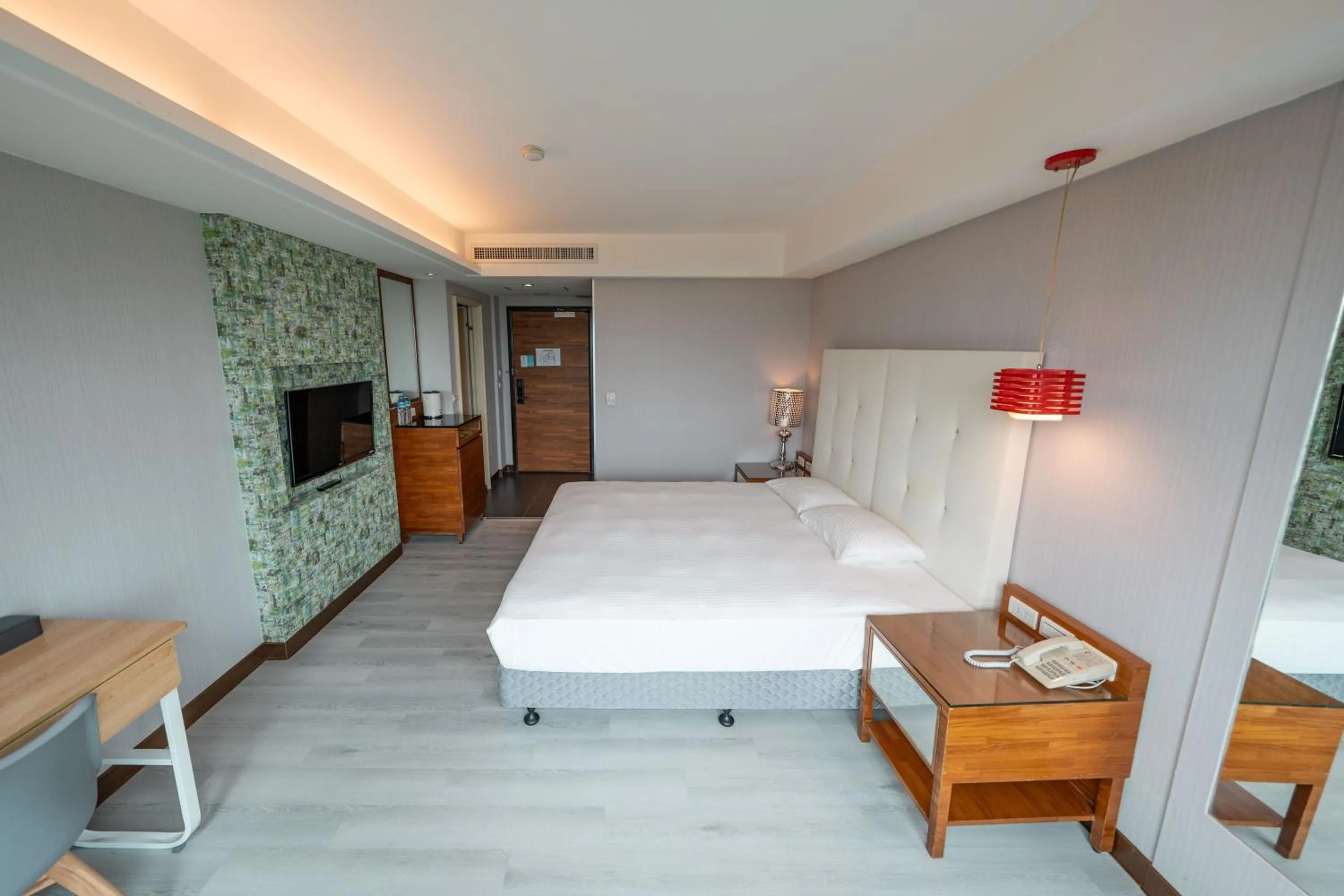Photo of the whole room, Bed in 觀海樓海景大飯店 Hotel Cloud Riverside