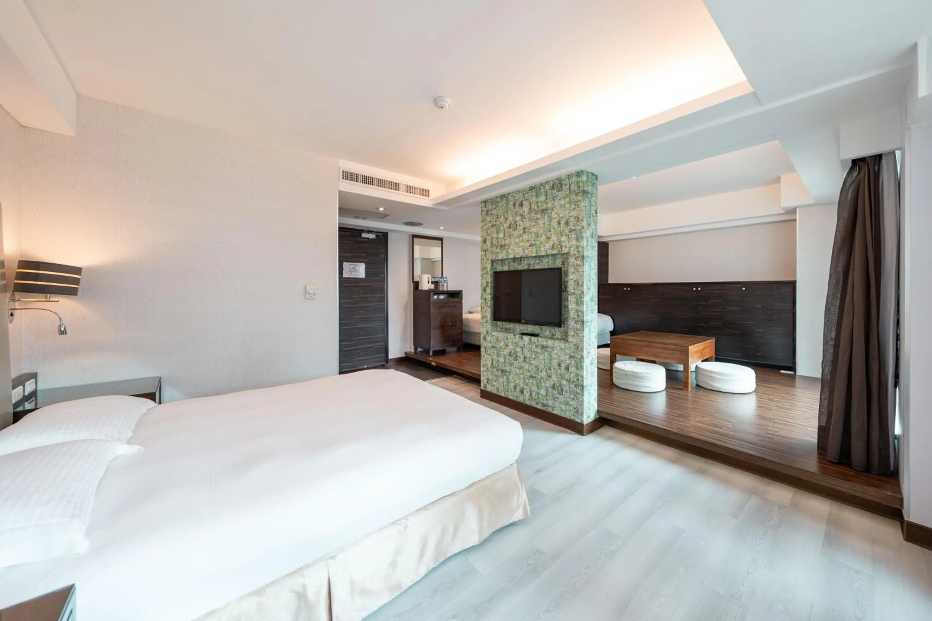 Photo of the whole room, Bed in 觀海樓海景大飯店 Hotel Cloud Riverside