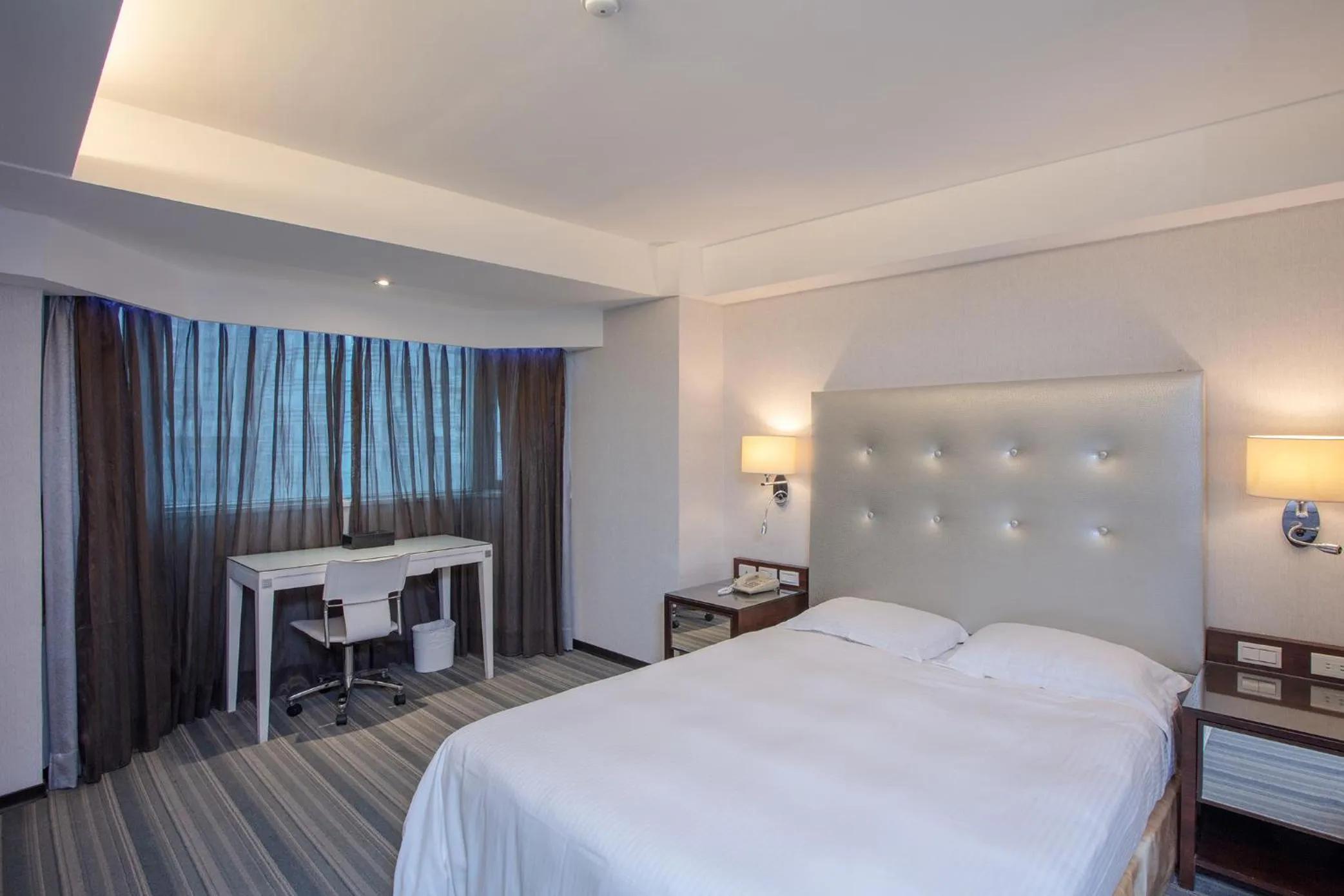 Photo of the whole room, Bed in 觀海樓海景大飯店 Hotel Cloud Riverside