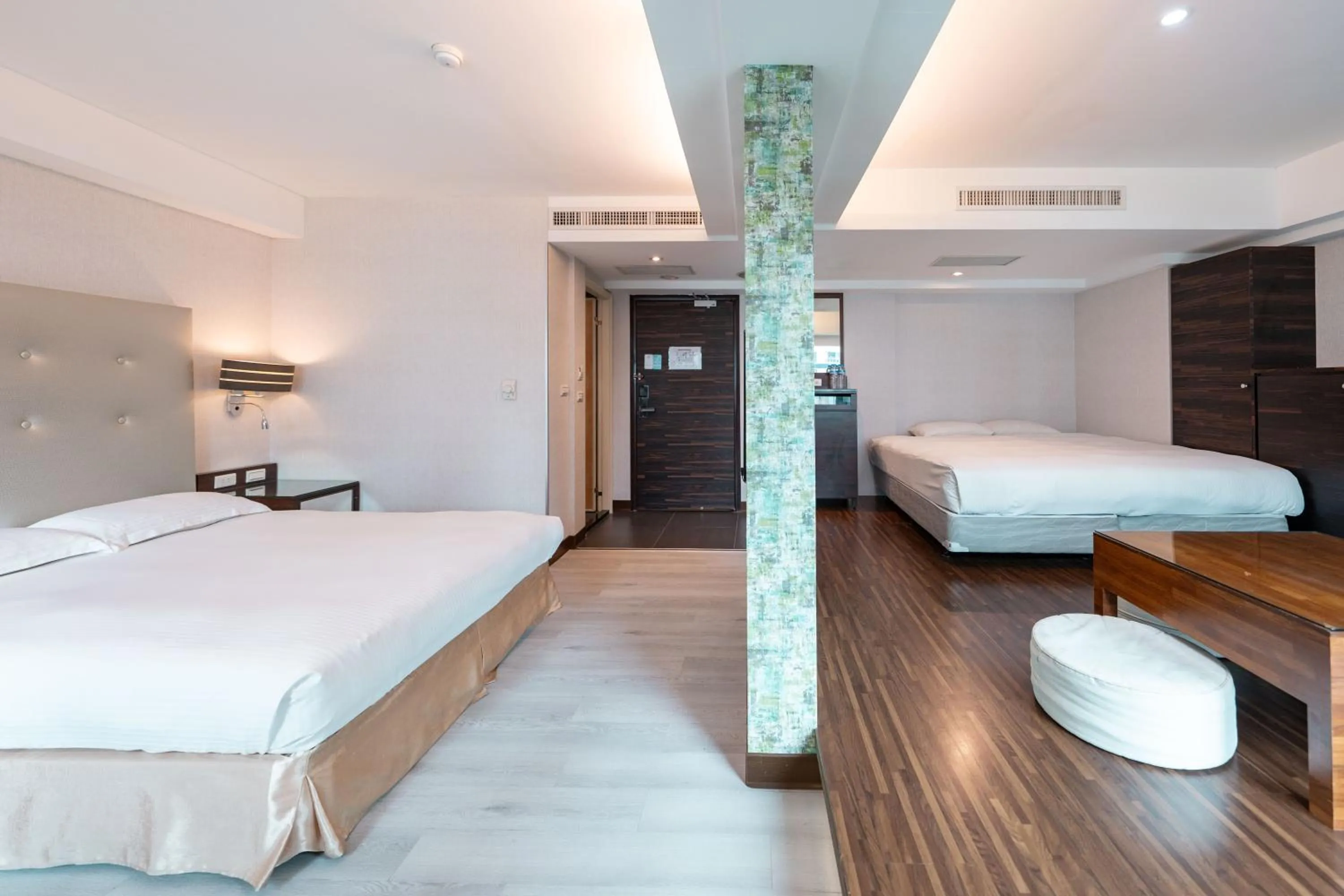 Photo of the whole room, Bed in 觀海樓海景大飯店 Hotel Cloud Riverside