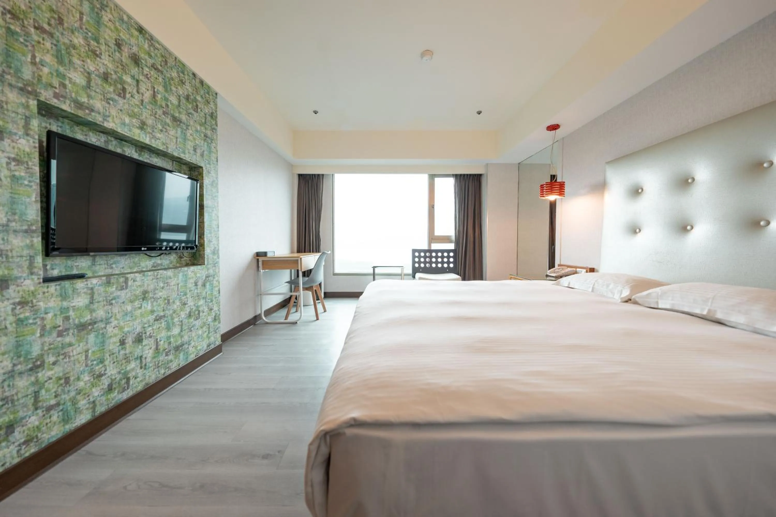 Photo of the whole room, Bed in 觀海樓海景大飯店 Hotel Cloud Riverside