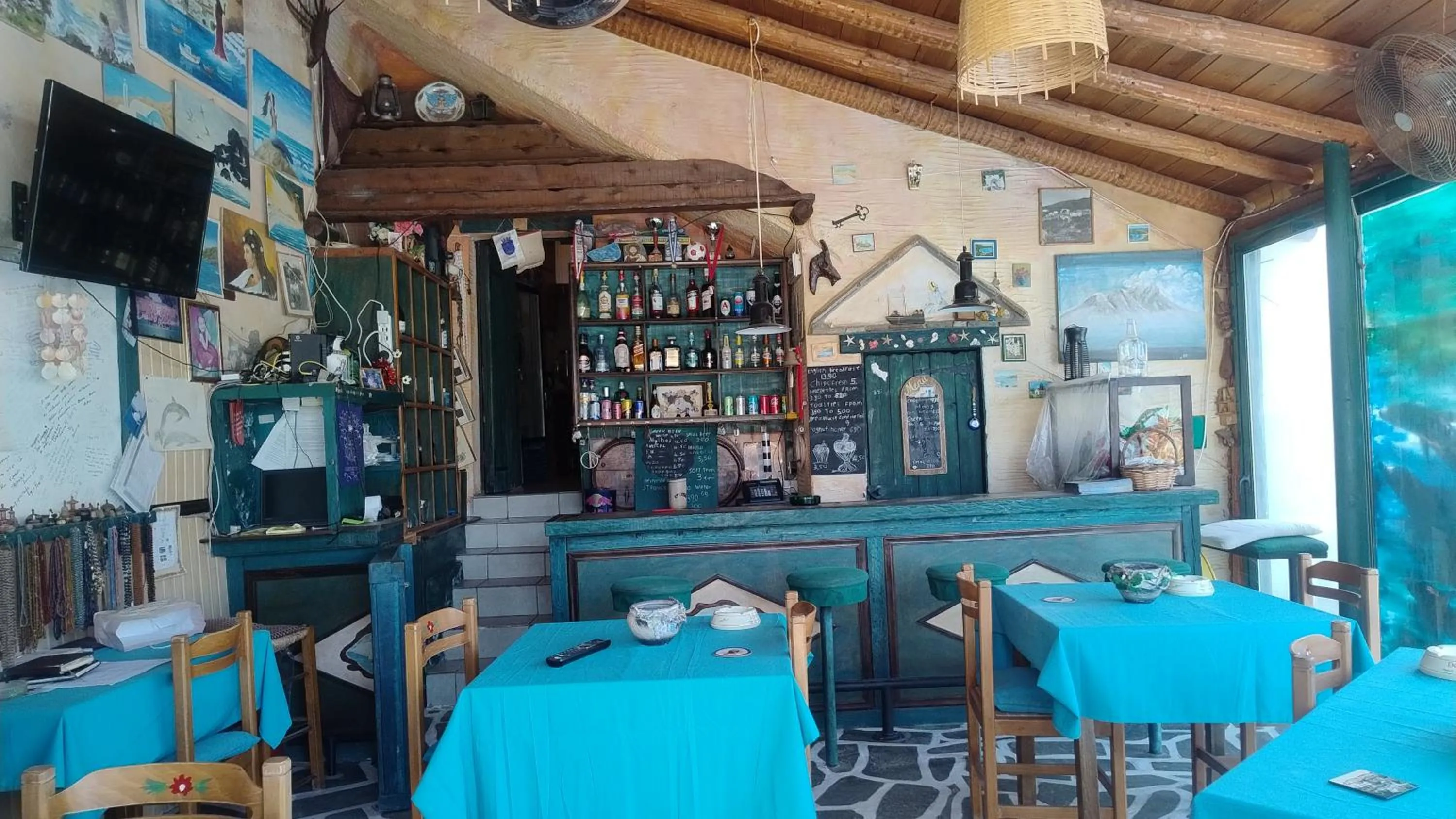 Restaurant/places to eat in Villa Rena