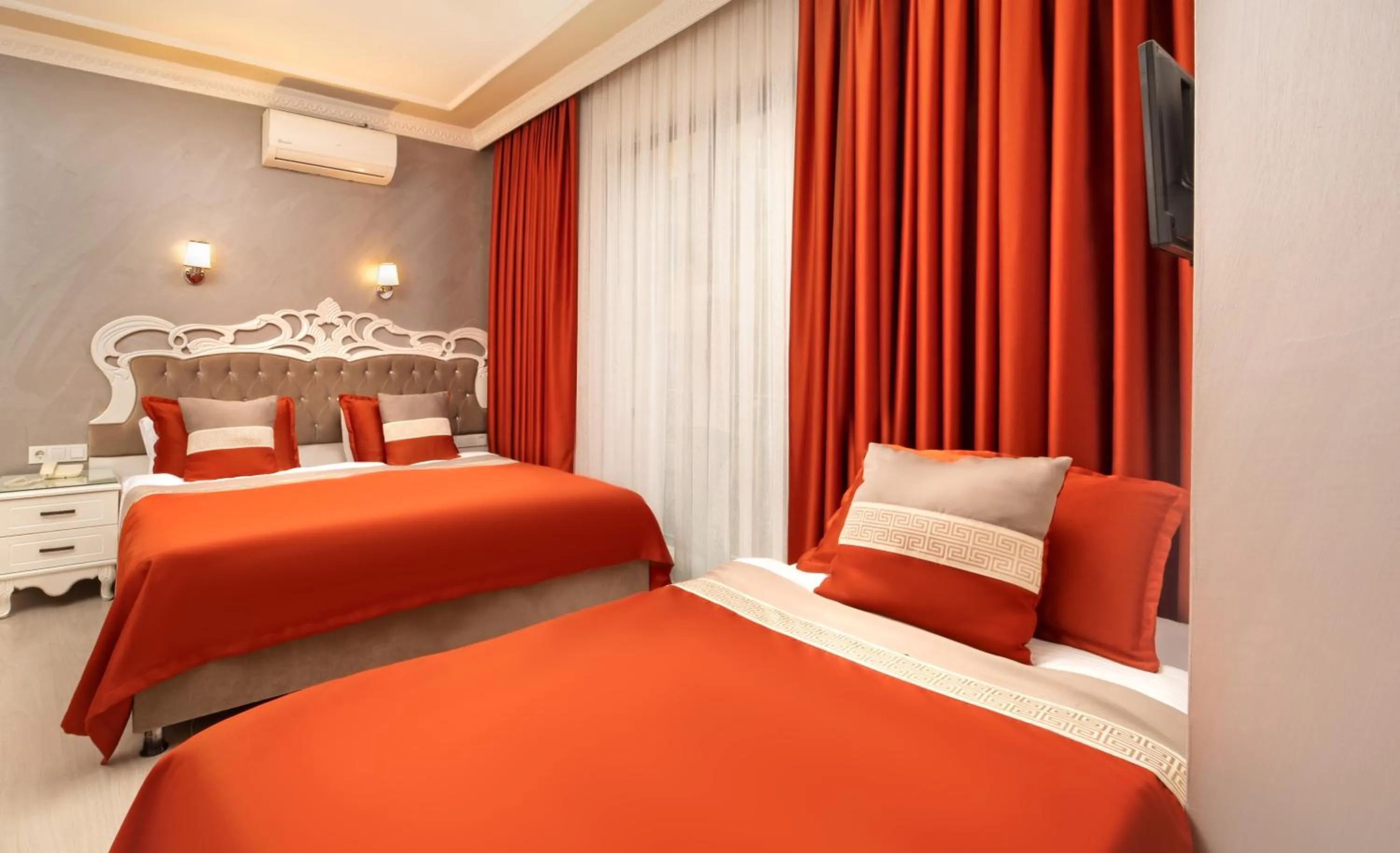 Bed in Deluxe Newport Hotel - Old City